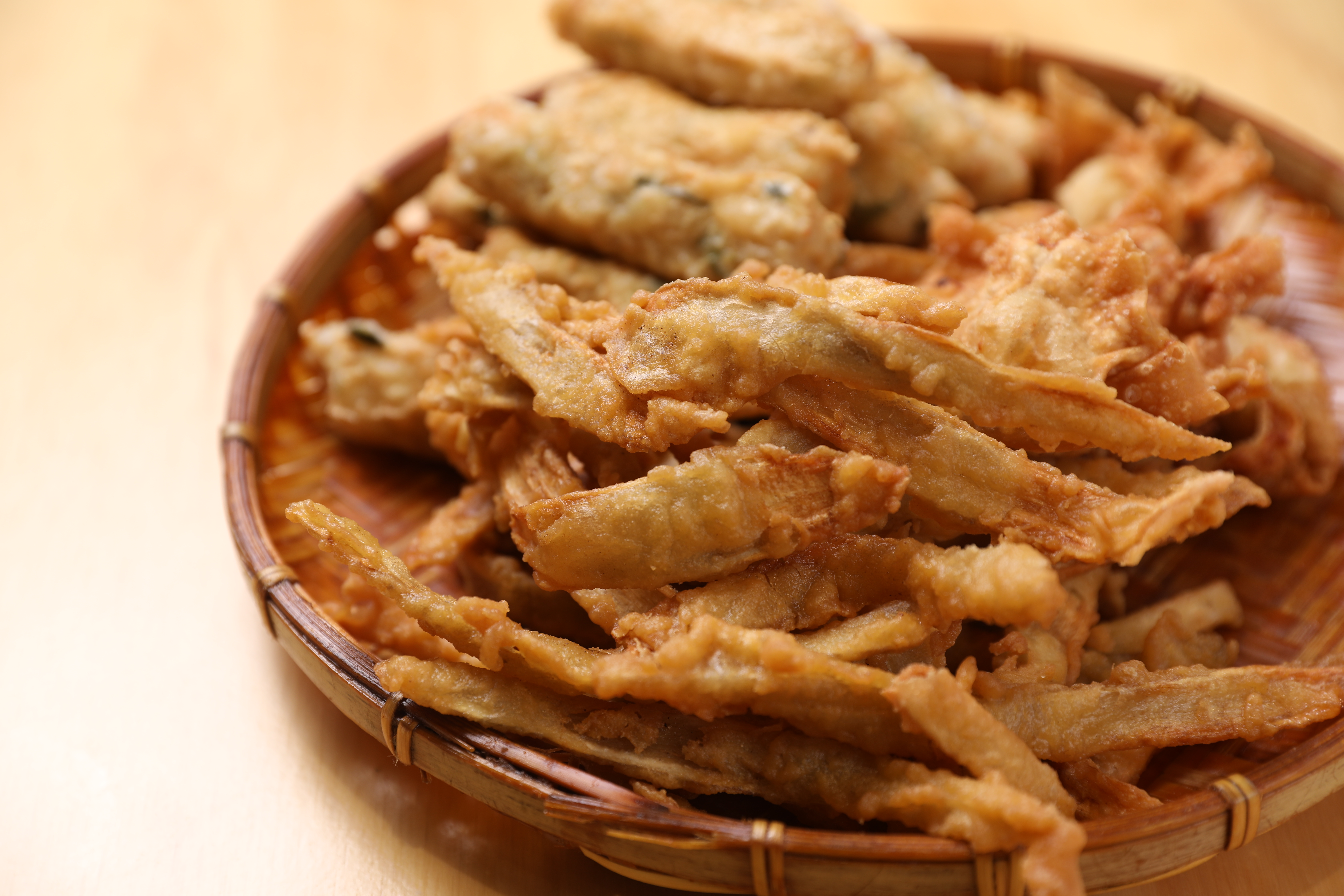 「炸牛蒡」「蝦捲」「福袋」是「大豐魚丸店」的高人氣炸物。（皆130元／半斤）