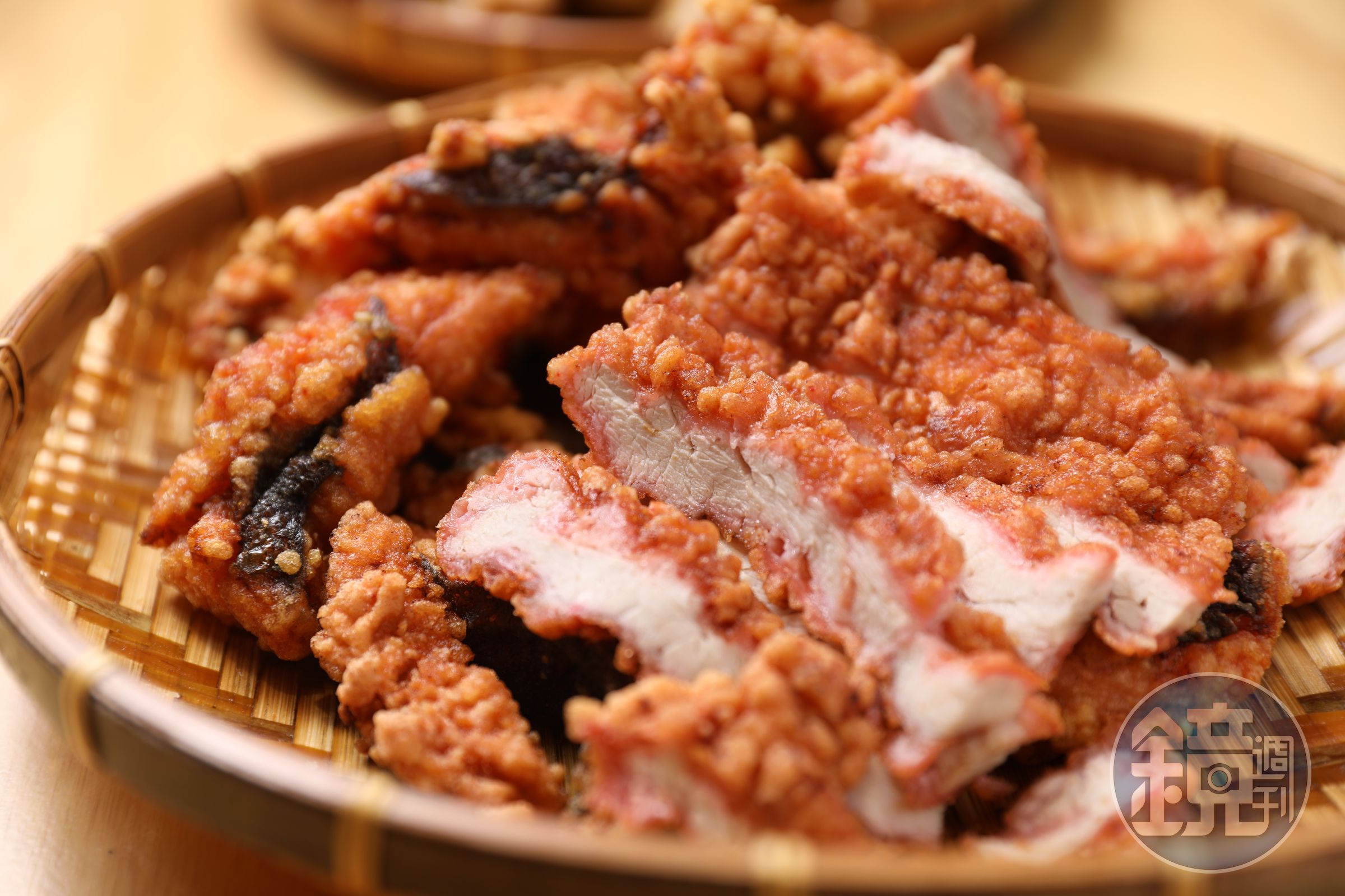 「紅燒肉」「紅燒鰻」抓醃福州紅糟再炸，滋味不簡單。（皆130元／半斤）