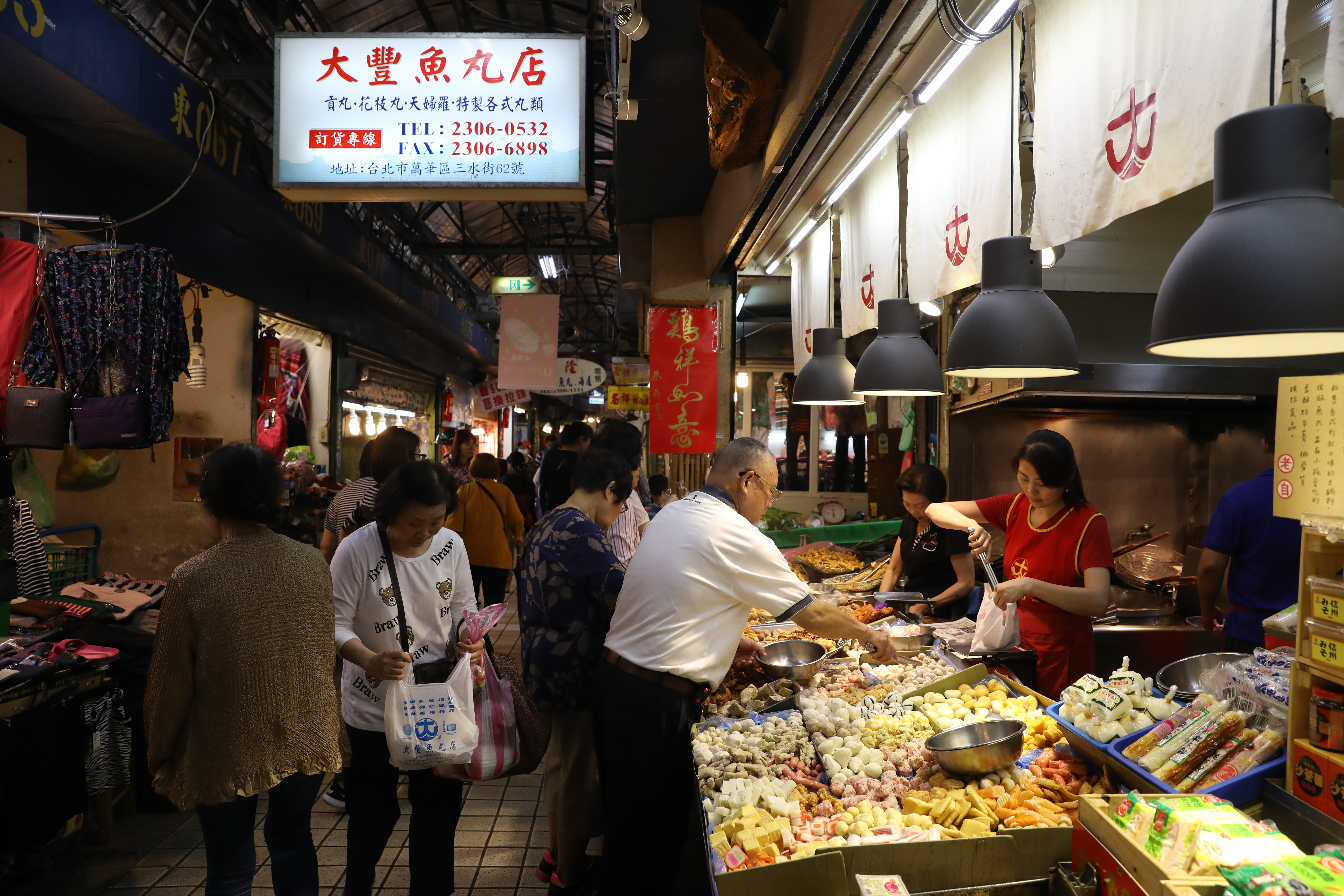 大豐魚丸門面清新明亮，在老市場格外搶眼。