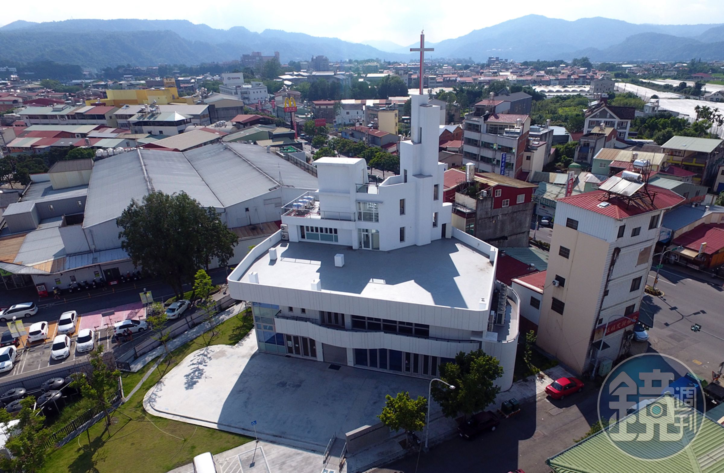 去年在剛南投埔里落成、占地500坪的生命之道教會，也是由陳傳黃向19名地主購買土地後捐贈給教會才蓋好。