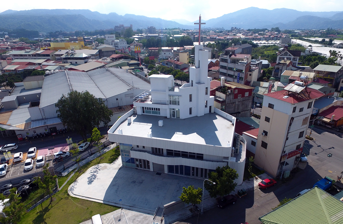 去年在剛南投埔里落成、占地500坪的生命之道教會，也是由陳傳黃向19名地主購買土地後捐贈給教會才蓋好。