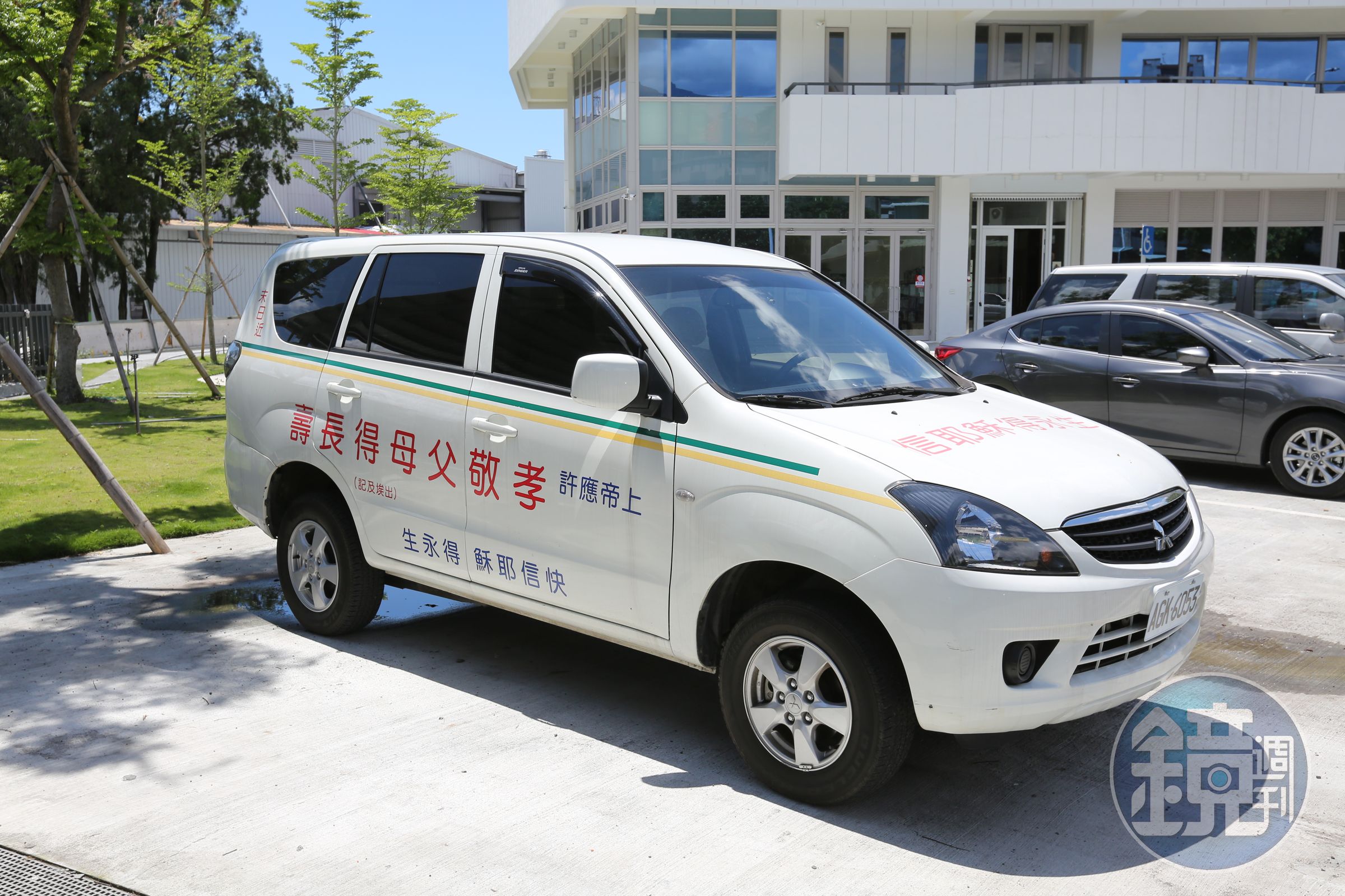 馬路上看到貼有「末日近」標語的福音車，都是陳傳黃成立的耕耘會所捐贈。