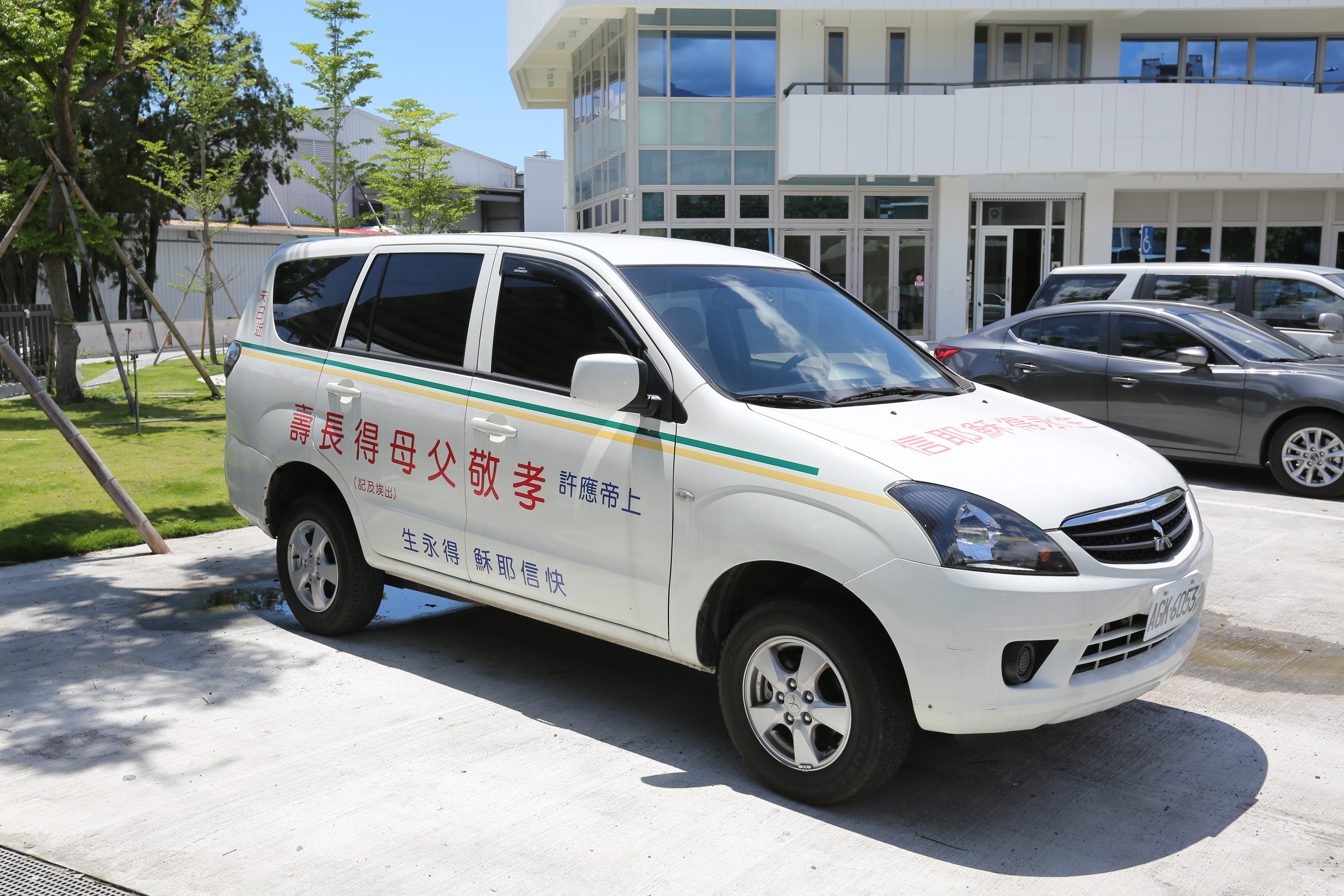 馬路上看到貼有「末日近」標語的福音車，都是陳傳黃成立的耕耘會所捐贈。