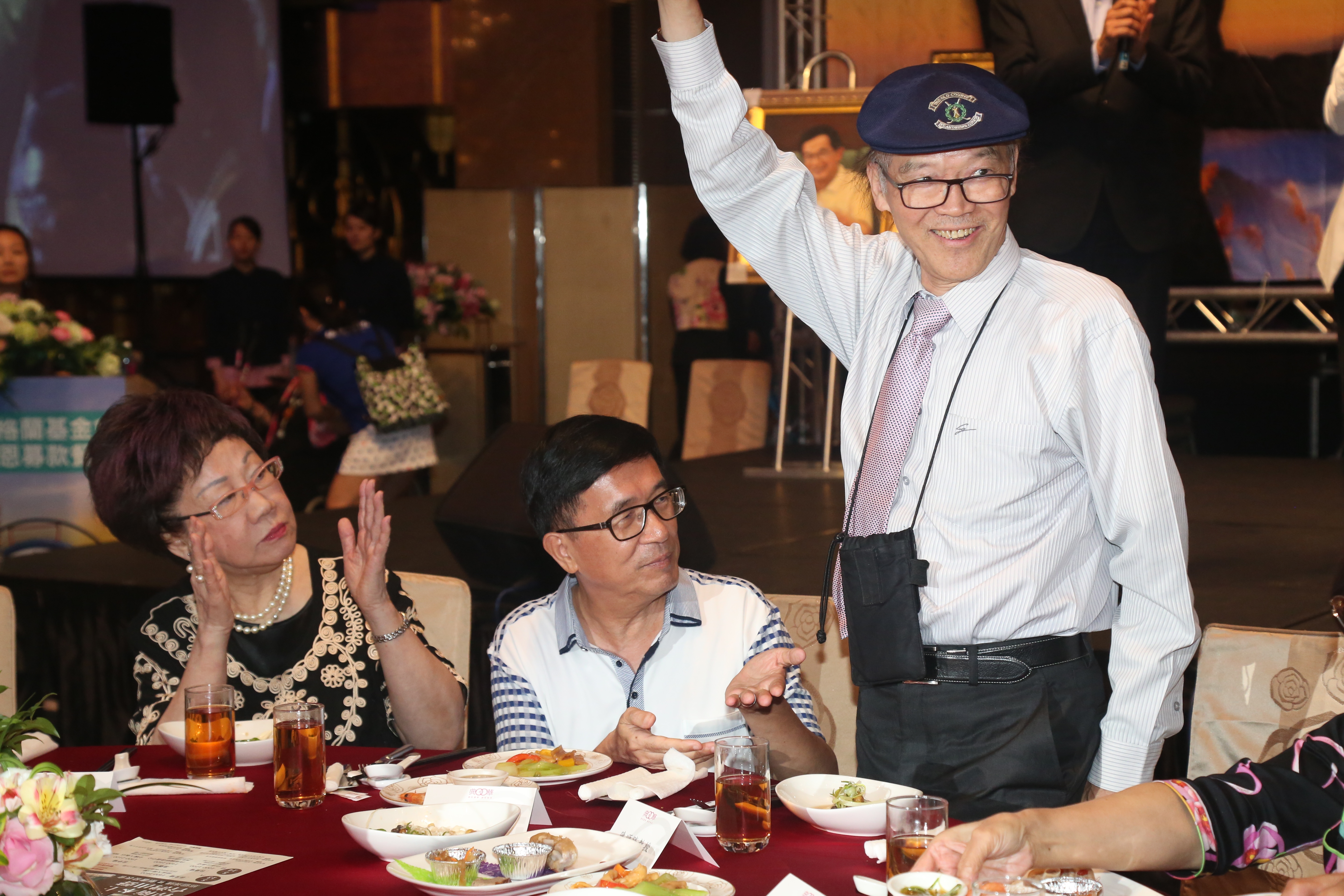 陳水扁的醫療團隊陳順勝（右）教授提出醫療證明，聲請尚未定讞的5大案停止審判獲准。