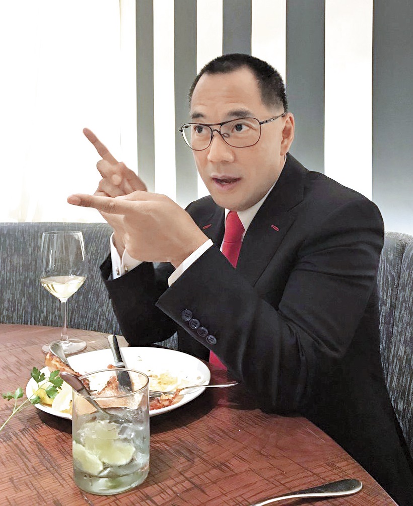 中國富商郭文貴原本與中國高官頗有交情,滯留海外後,頻爆中國高官內幕,中國證實國際刑警已對他發布紅色通緝令。(翻攝自郭文貴Twitter)