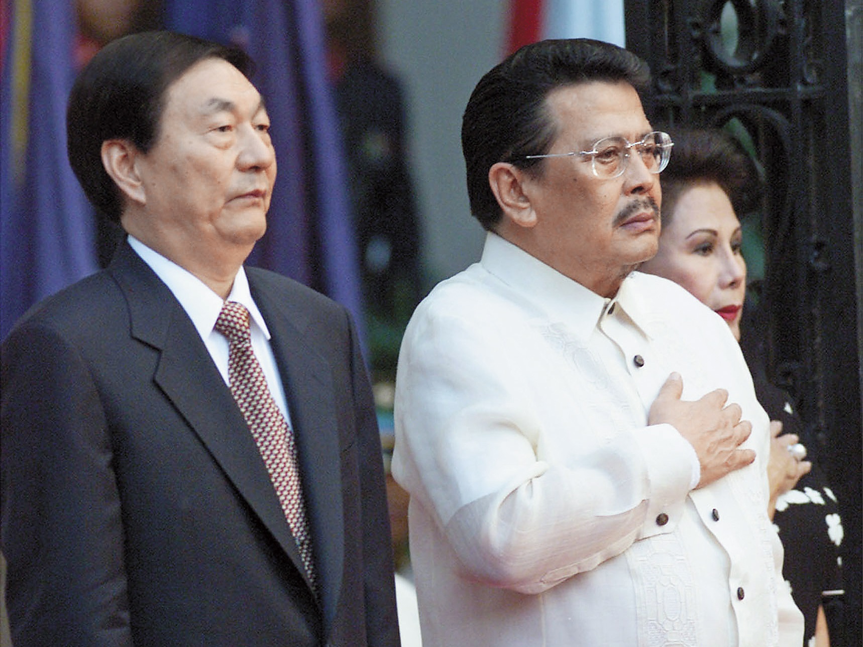 林鴻道2005年請菲律賓總統艾斯特拉達（左）與時任中國總理朱鎔基（右）會面時，替他遞給檢舉信，指控郭文貴A錢，朱鎔基下令徹查後，郭文貴遠赴美國。（達志影像）