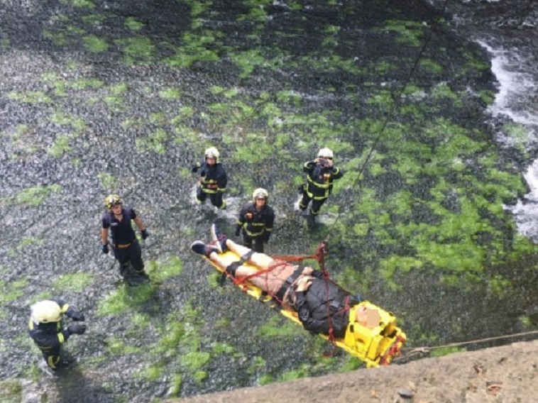 消防局以吊臂系統將死者的遺體吊掛上岸。