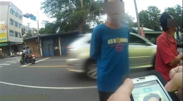 被通緝的高姓男子在警方拿出電腦盤查時拔腿就跑，還辯稱：「測試員警體力」。