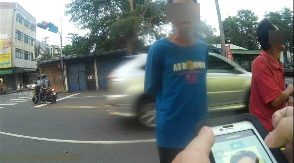 被通緝的高姓男子在警方拿出電腦盤查時拔腿就跑，還辯稱：「測試員警體力」。