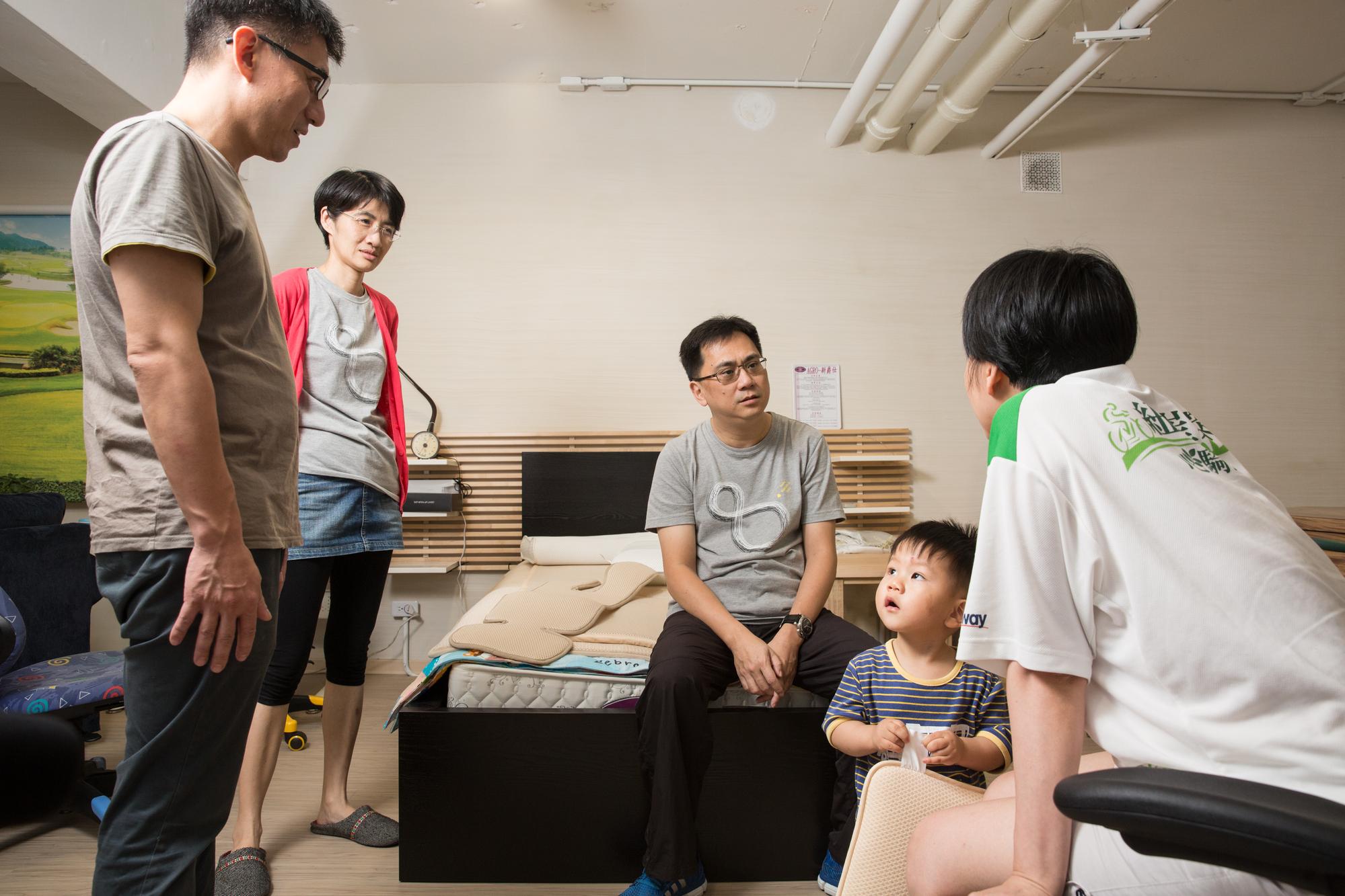 高中擺地攤練出口才的陳延昶（左三），退伍後一路做到震旦分公司副理，偶爾在台北總部客串業務、介紹產品。