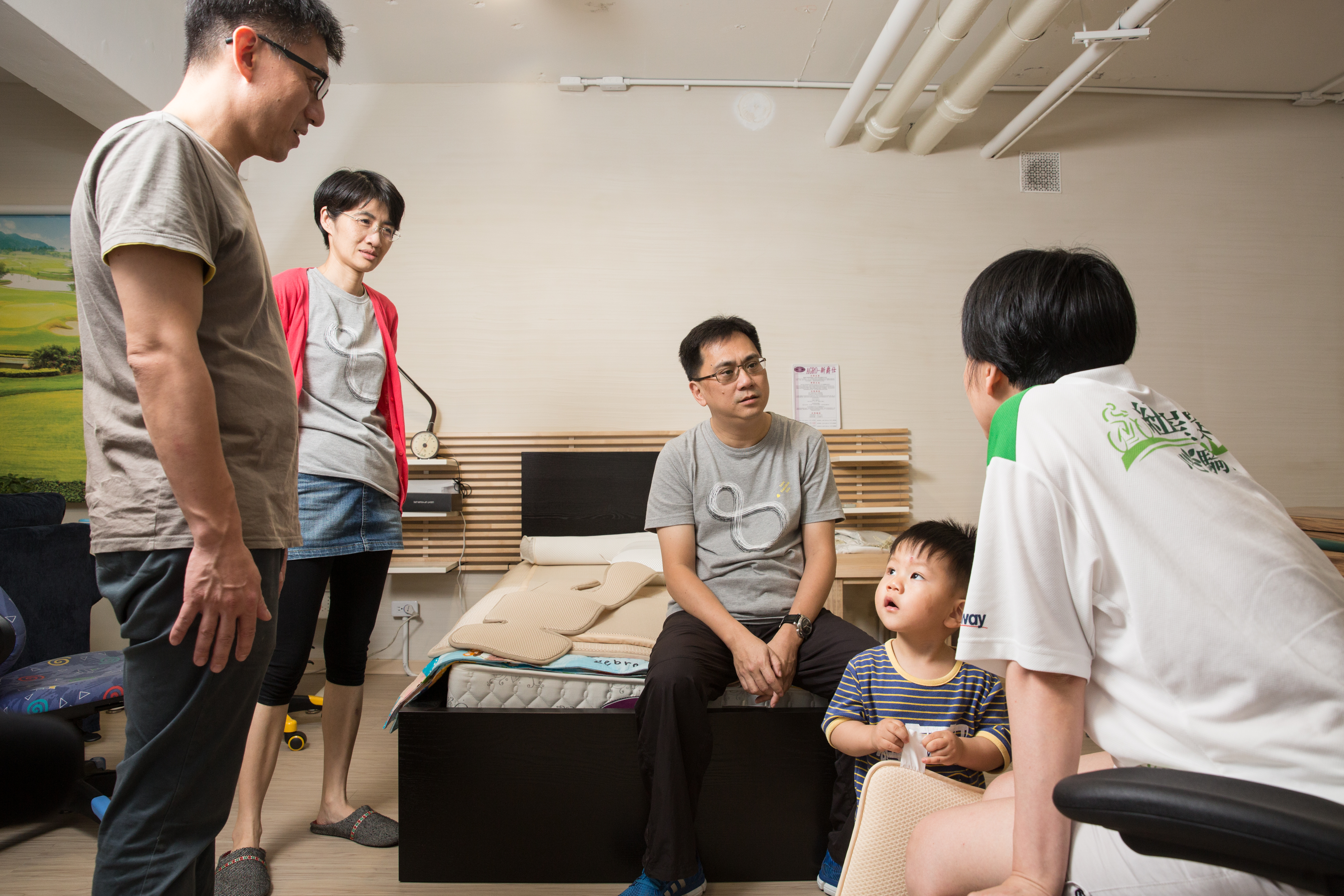 高中擺地攤練出口才的陳延昶（左三），退伍後一路做到震旦分公司副理，偶爾在台北總部客串業務、介紹產品。