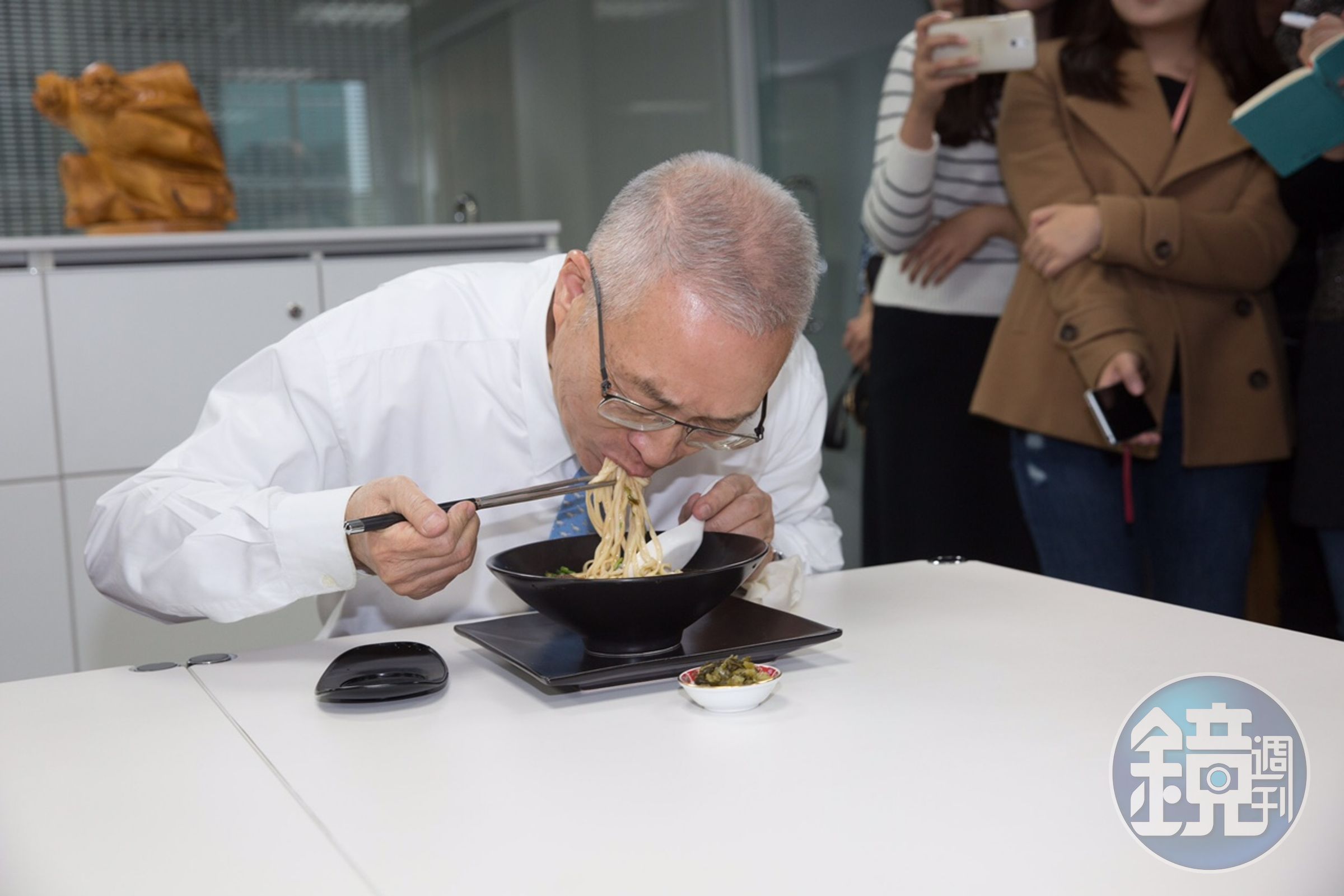 國民黨黨主席當選人吳敦義飲食自律甚嚴，近年不碰油炸食品，圖為吳敦義夫人替吳準備的清淡牛肉麵。