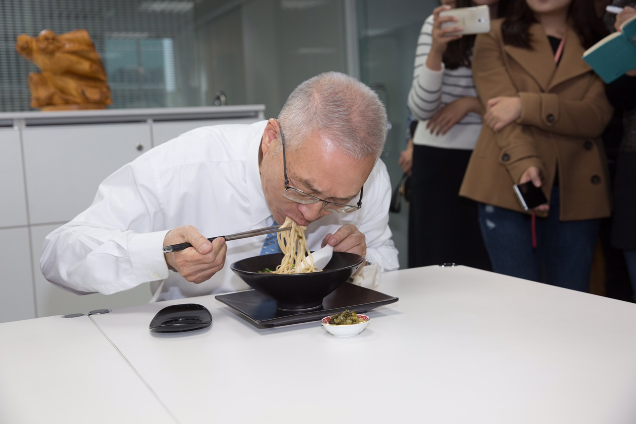 國民黨黨主席當選人吳敦義飲食自律甚嚴，近年不碰油炸食品，圖為吳敦義夫人替吳準備的清淡牛肉麵。
