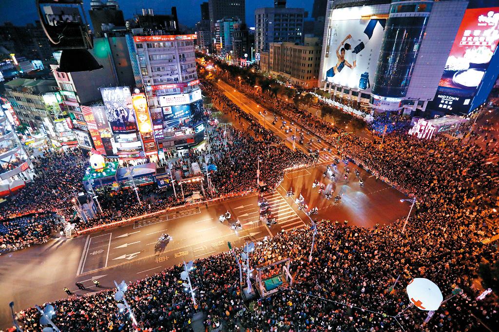 台北燈節將舊城區打造成帶狀燈廊,成為結合文化、創意、在地及表演藝術的嘉年華會。(台北市政府提供)