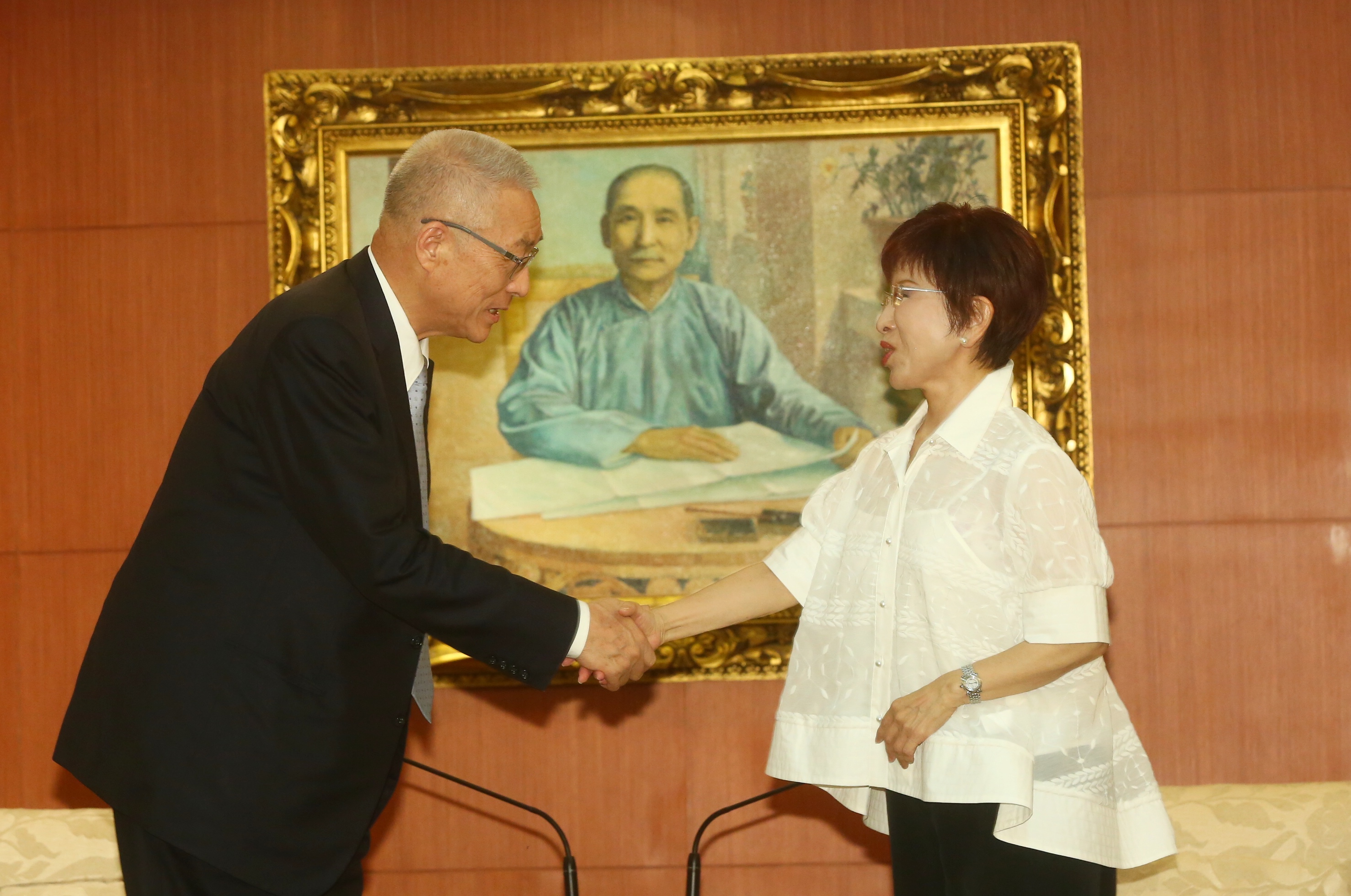 國民黨主席當選人吳敦義赴黨中央拜會主席洪秀柱，團結國民黨行程圓滿落幕。