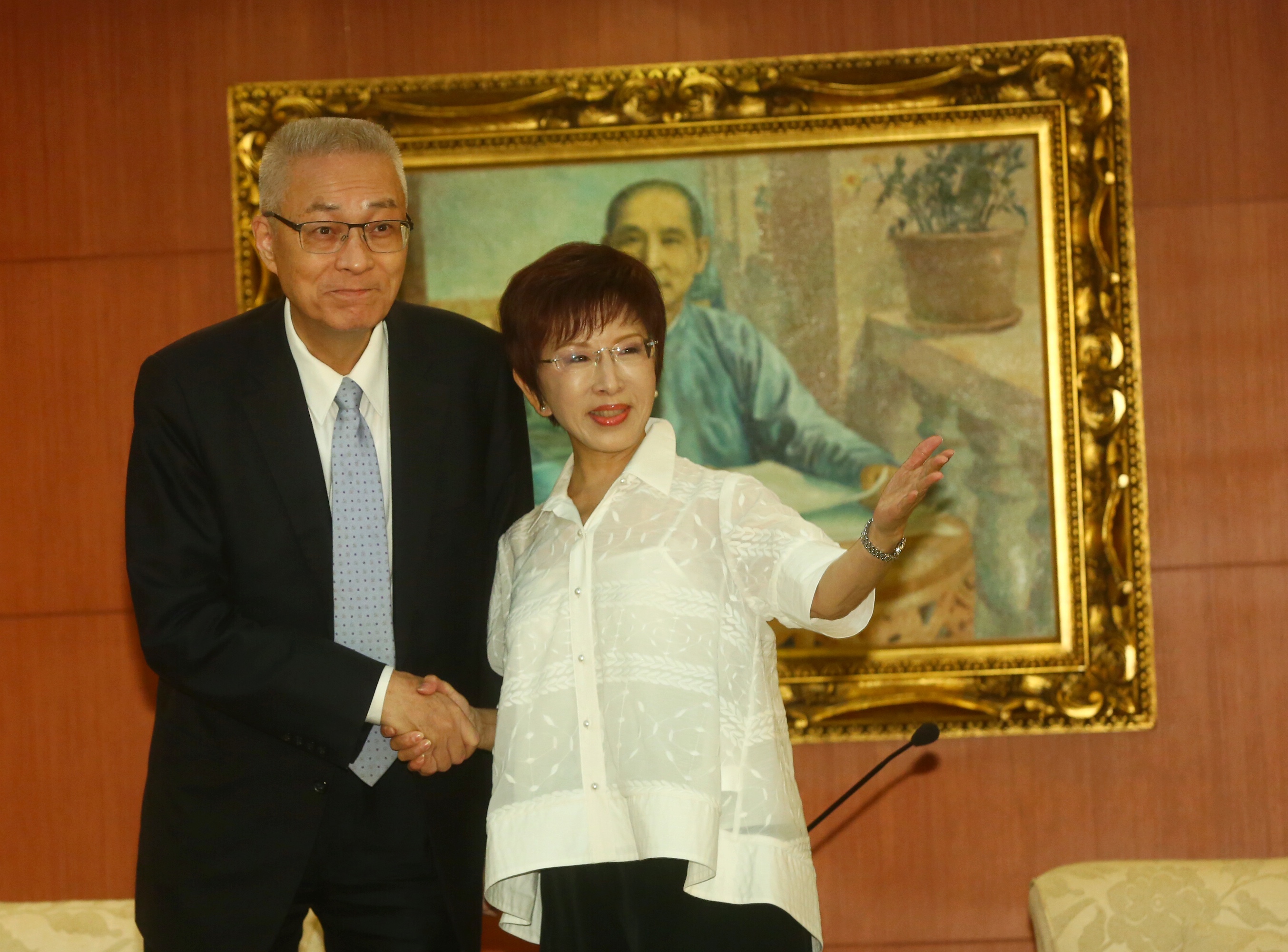 黨主席當選人吳敦義和現任黨主席洪秀柱在交接上交涉不順，雙方尚無共識。