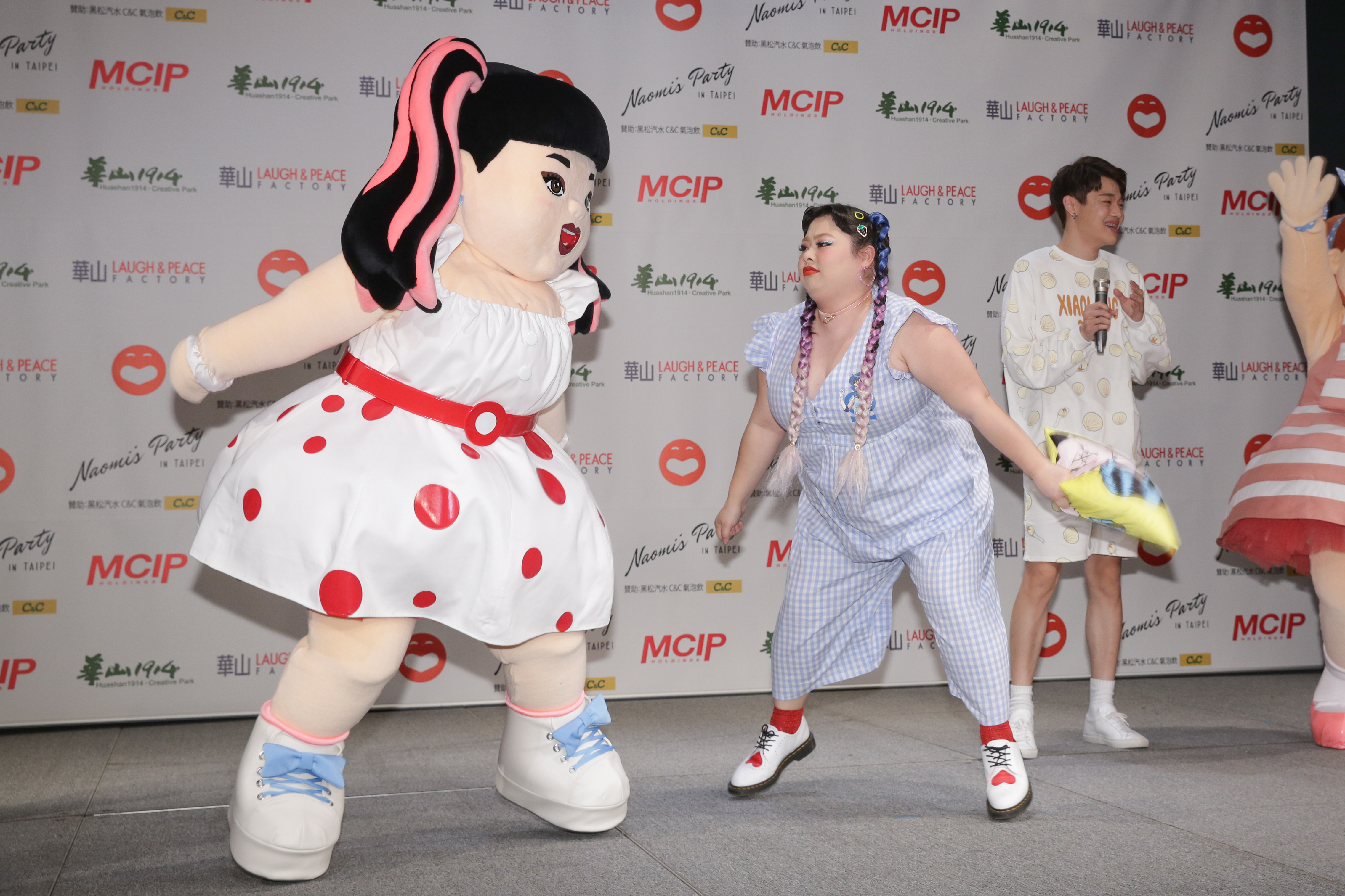 渡邊直美和NAOMI人偶尬起「抖抖舞」,讓全場笑聲不斷。