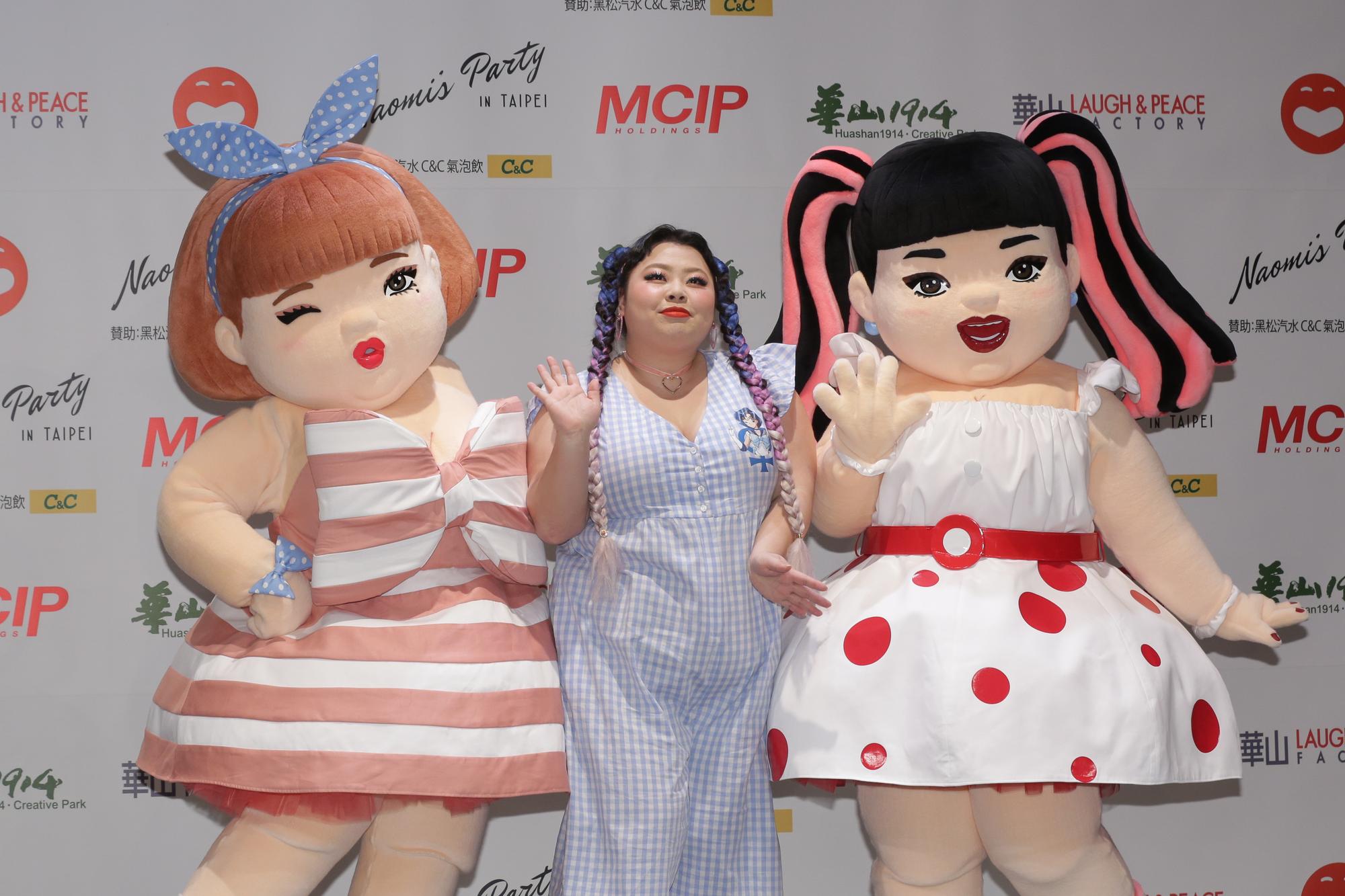 日本諧星渡邊直美的《NAOMI’S PARTY》將從5月27日開始,在華山文創園區展覽。她在記者會上與H.H先生特別創作的美美與NAOMI人偶合照。
