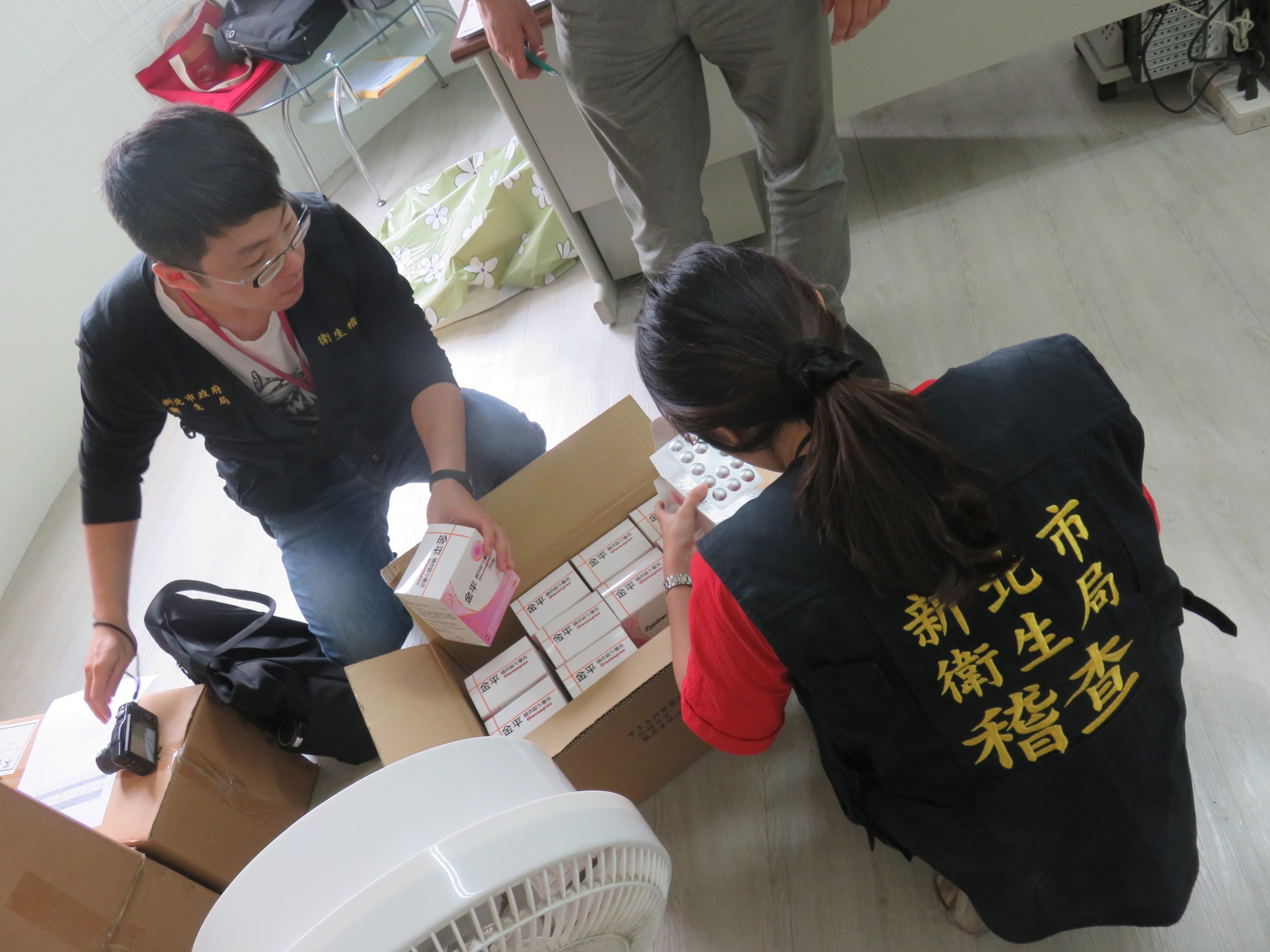 衛生局到宇碩興業公司稽查，封存其餘過期金平錠。