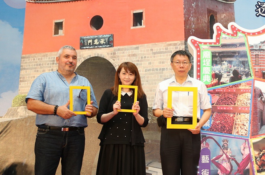 台北燈節預算透支，市長柯文哲向妻子陳佩琪尋求金援，沒解釋錢是怎麼燒的，僅向妻子說，真想要掐死觀傳局長。