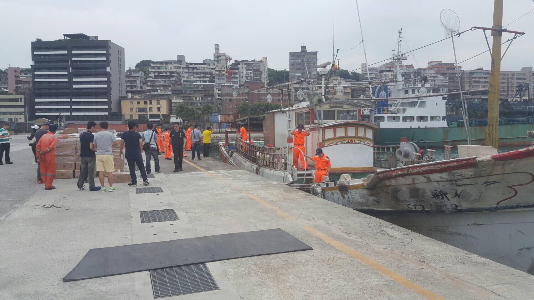 新榮興66號於今天早上已經進入基隆港，船上人員須配合海巡署製作筆錄。