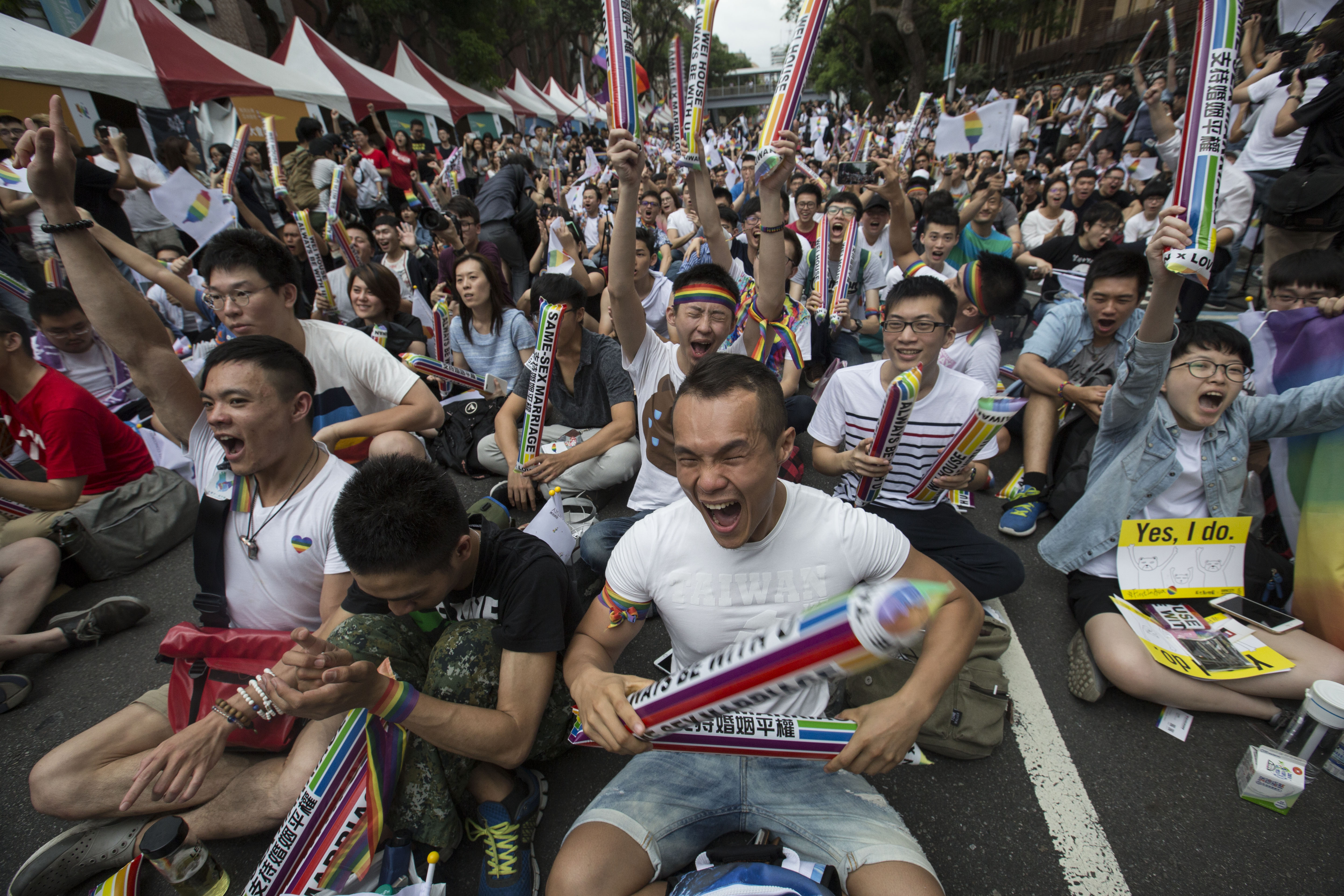 同婚釋憲案結果今下午揭曉，現場湧進千人搖旗和鼓掌，同志大喊「我們可以結婚了」。