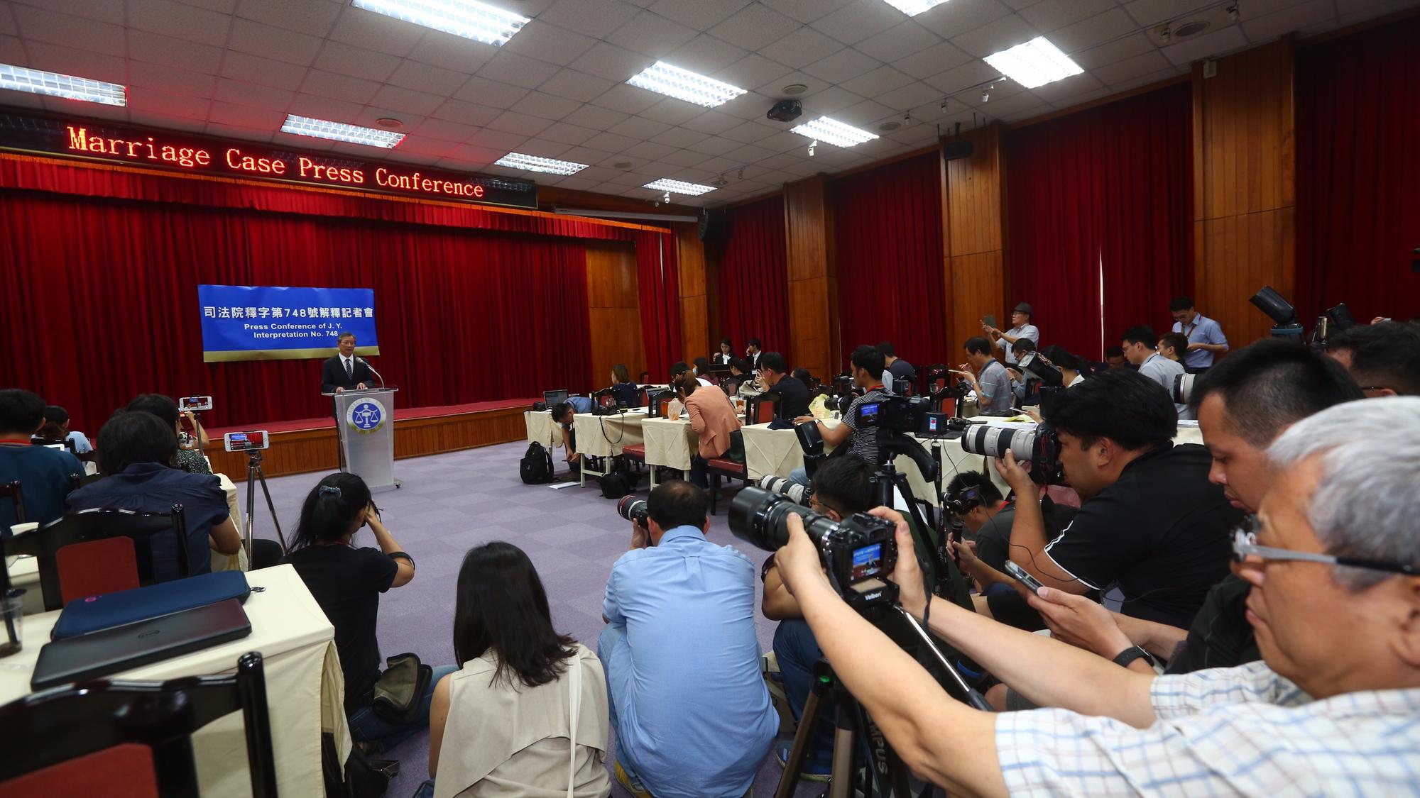 大法官宣告同婚合法化，司法院舉行中外記者會，司法院祕書長呂太郎指出，同性傾向者不是疾病。