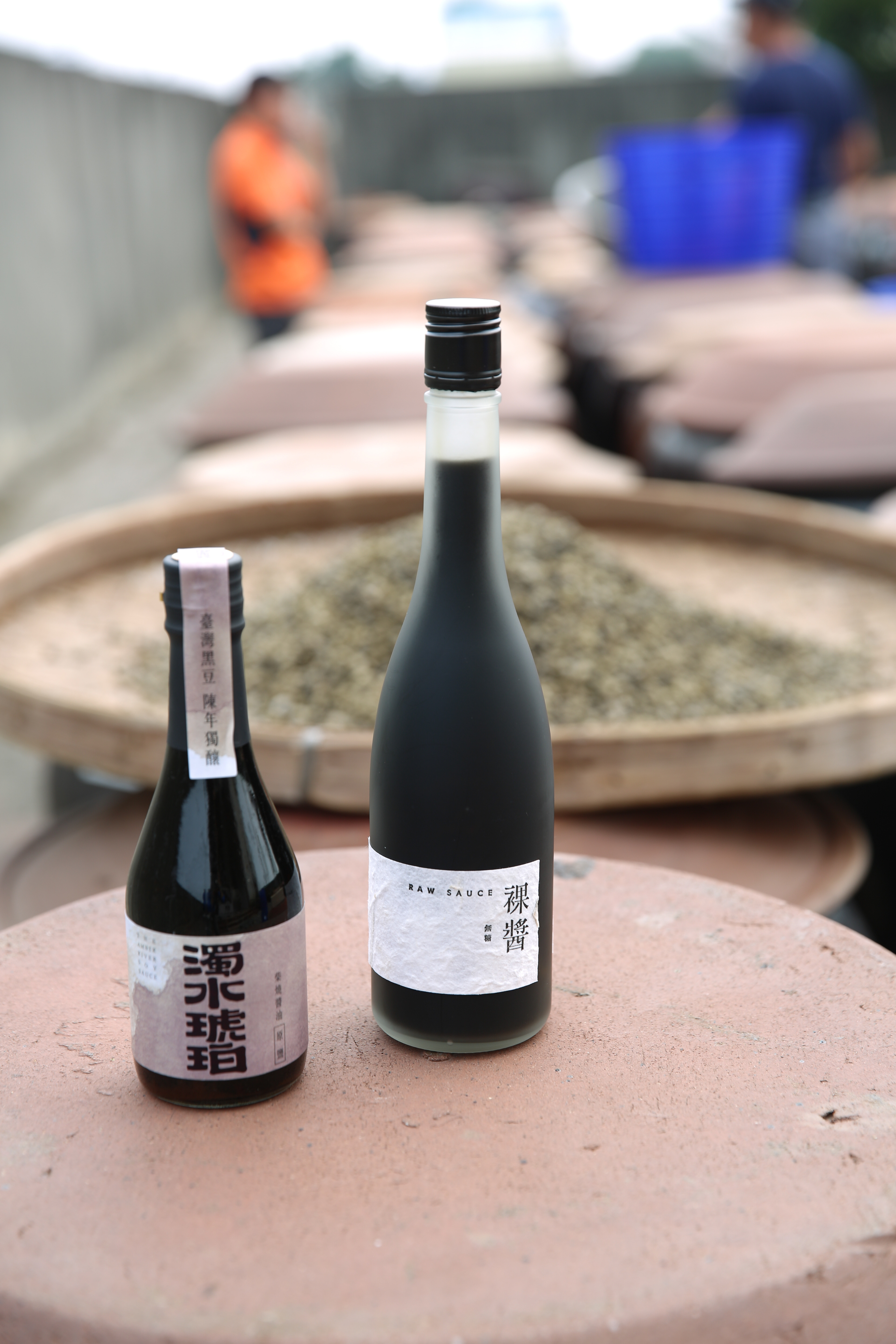 曝曬一年半以上的「濁水琥珀」（左，常鹽320元、原鹽450元）與曝曬3年以上的「裸醬」（右，1,980元）