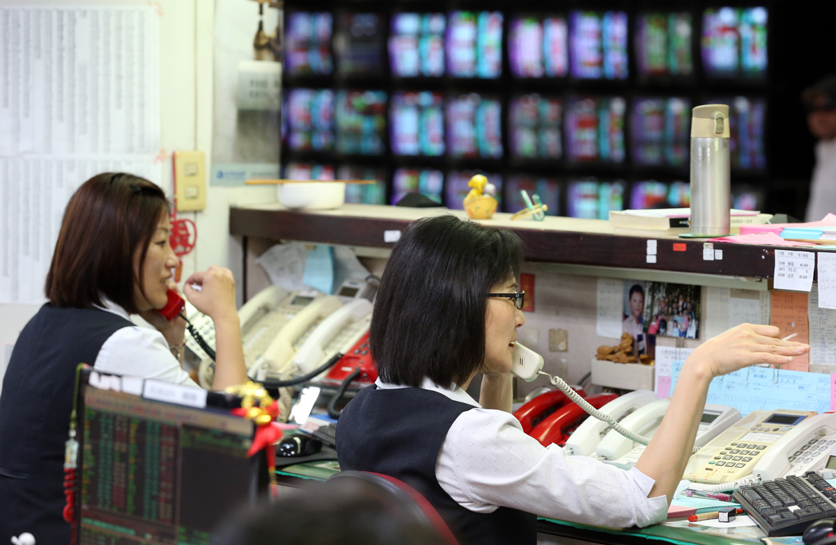 大學時期就愛玩股票的阿斯匹靈，連在馬祖當兵時都頻繁打給營業員下單。