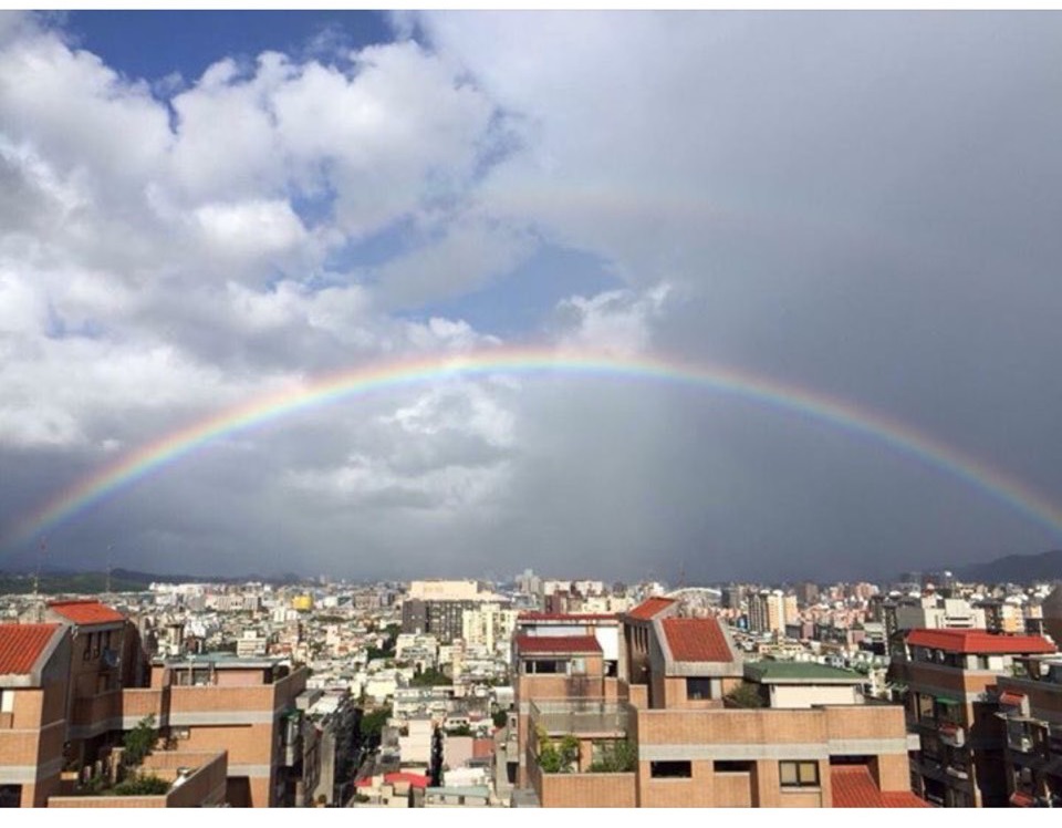 吳敦義臉書貼出彩虹圖挺同婚（圖／台灣的義氣-吳敦義粉絲團）