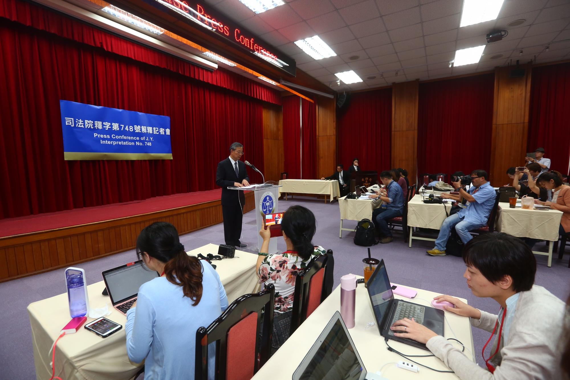針對大法官公布同性婚姻釋憲結果,法務部表示,將遵照行政院指示,參與後續法制工作。