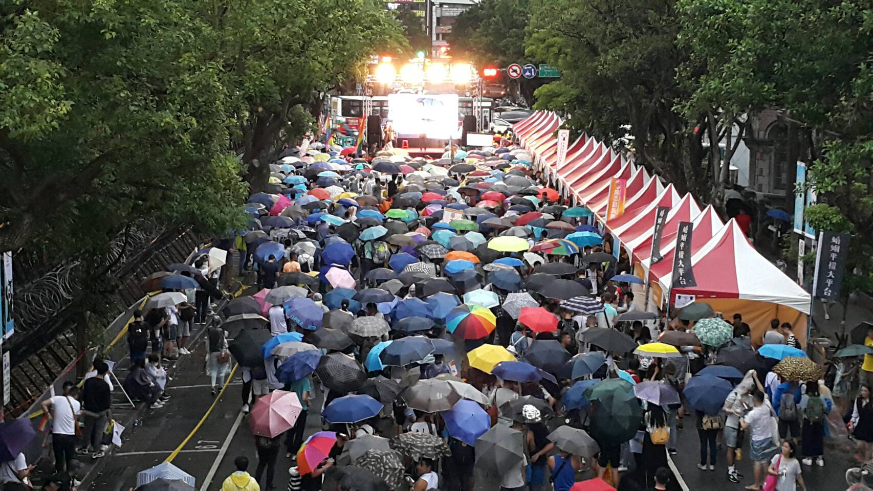 總統府呼籲社會以理解、包容、尊重態度，來面對跟自己意見不一樣的人。