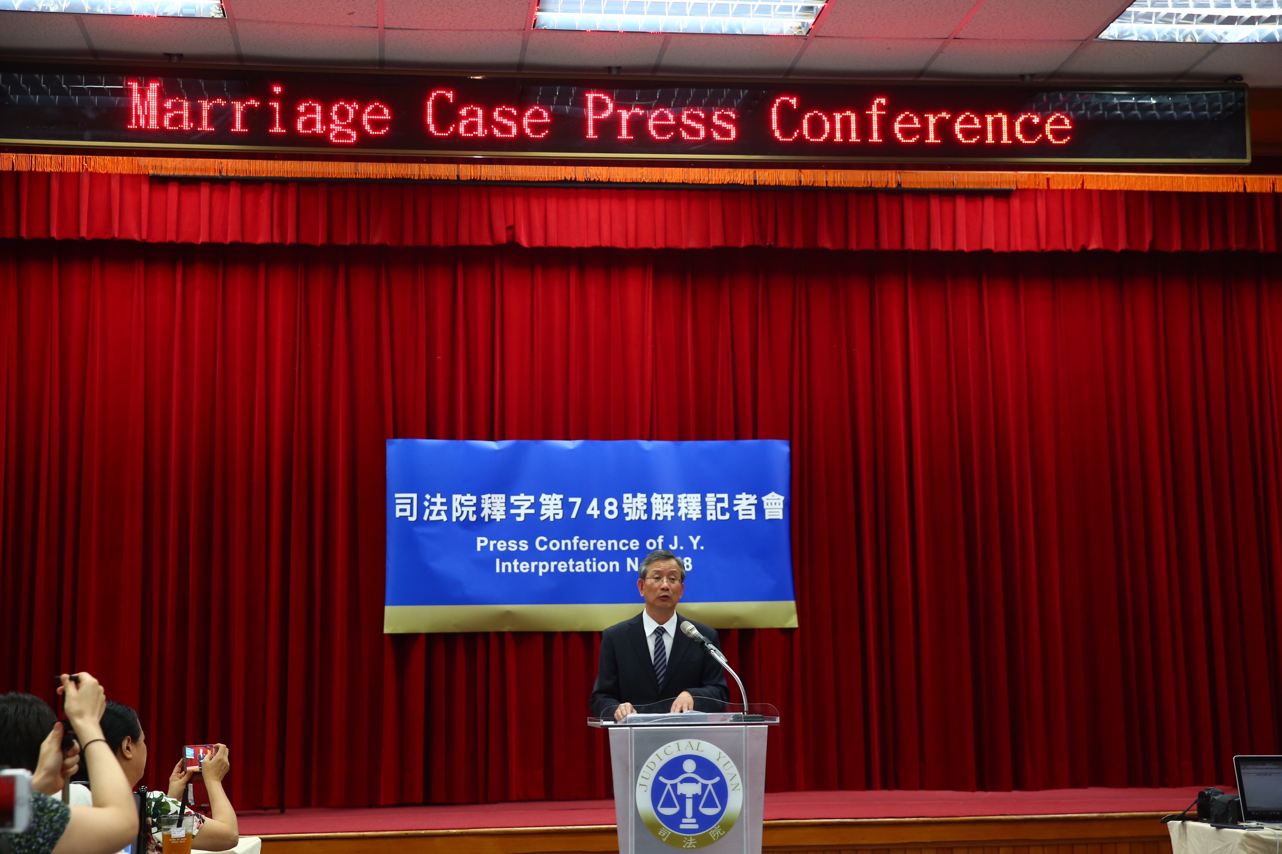 大法官今天作出第748號解釋，確認民法不允許同性婚姻違憲，在立院外的同志團體得知消息後，不斷揮舞彩虹旗慶祝。