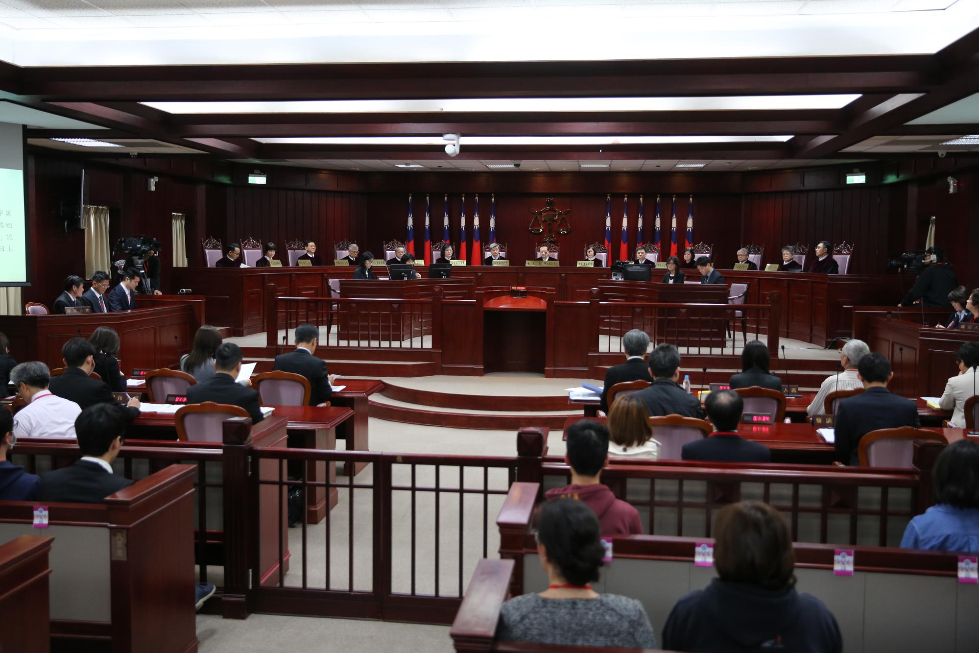 大法官舉行憲法法庭後宣告同婚合法化,吳陳鐶大法官並不認同,在不同意見書中認為應公投解決。