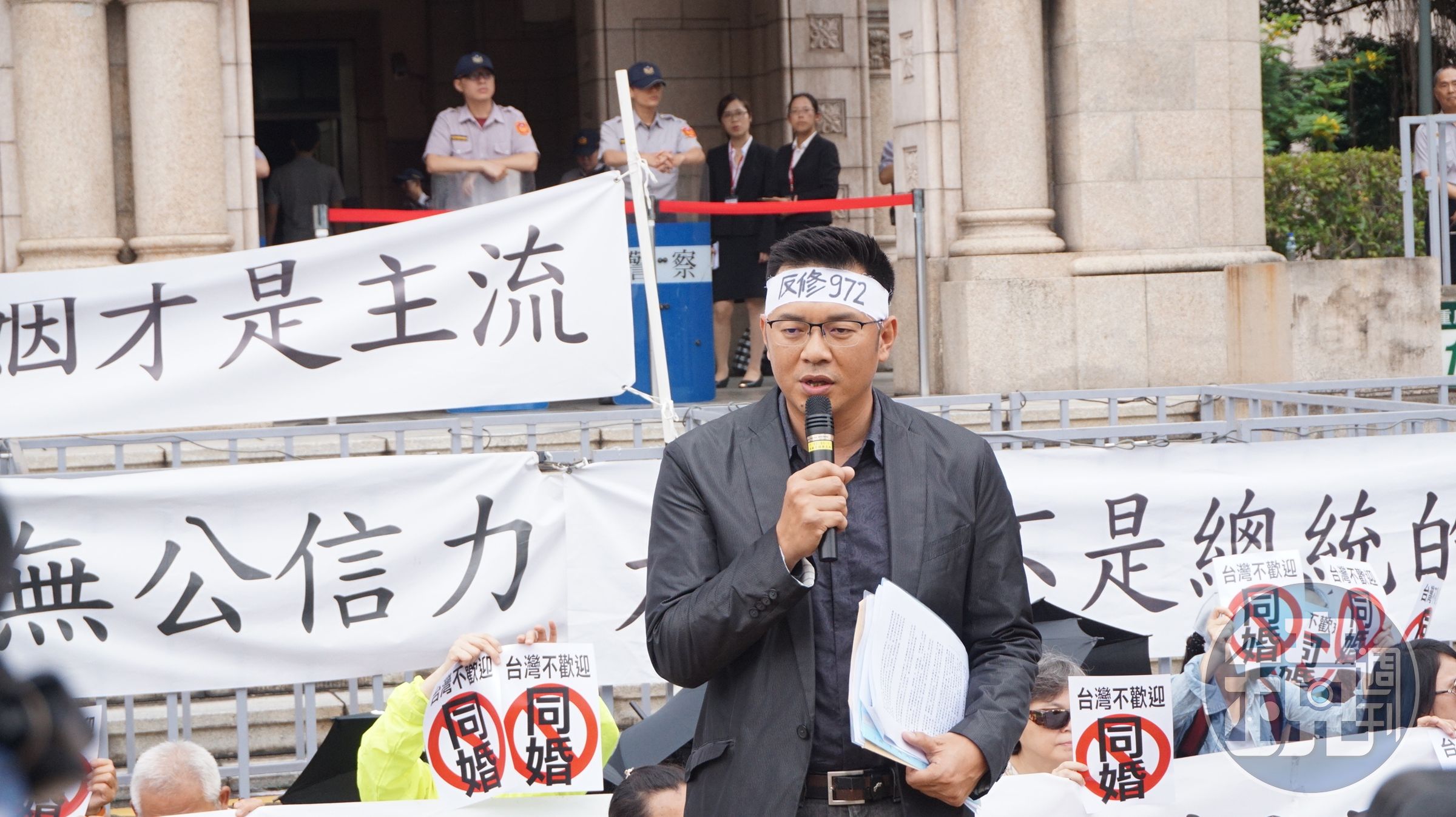 下一代幸福聯盟等反同團體，由活動發言人游信義領軍至司法院陳情，並發表聯合聲明指出無法接受此結果。