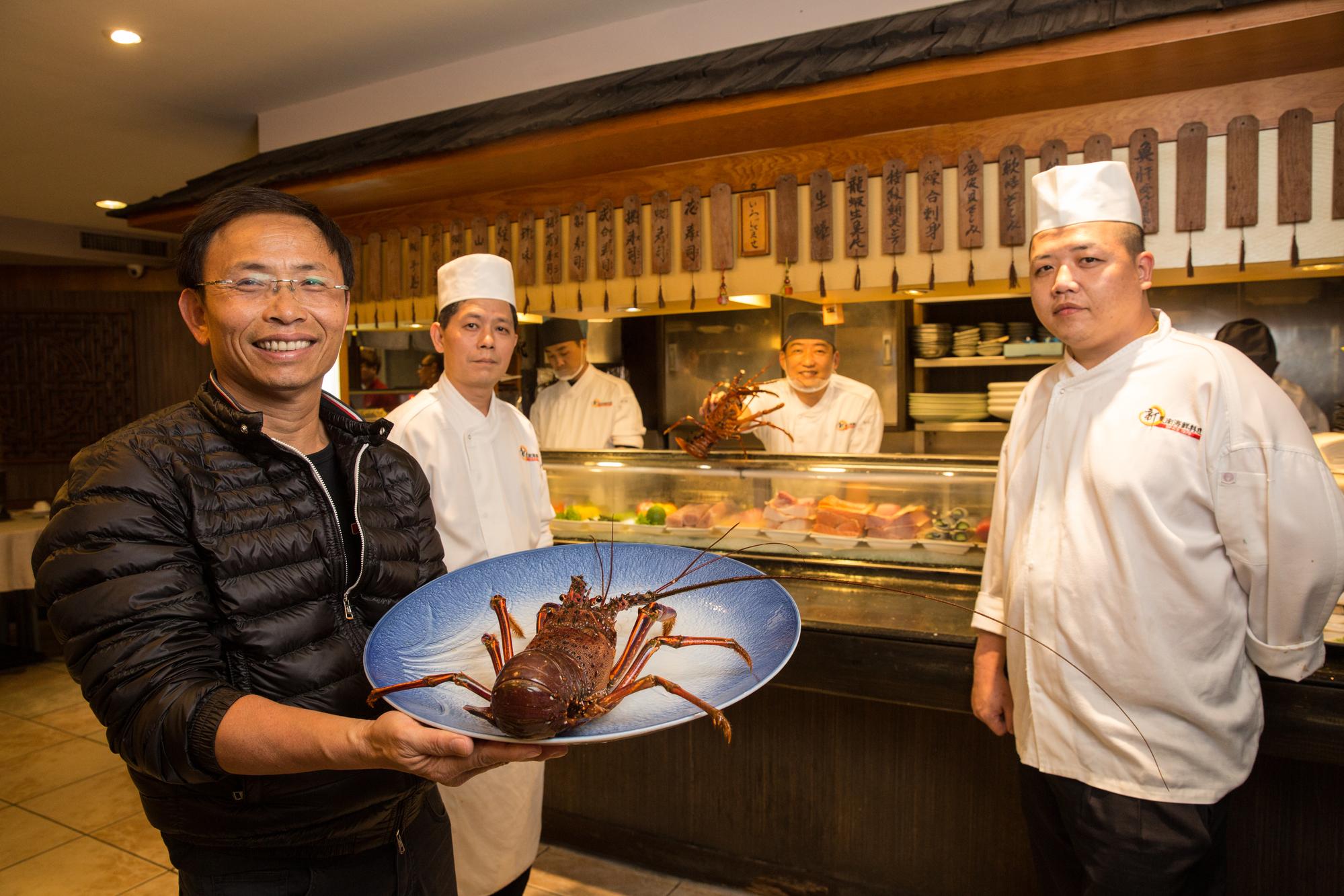 新東南海鮮餐廳二代老闆黃文童接手父母餐廳後，用新鮮食材融入特色料理，成為老饕和美食家聚會首選之一。
