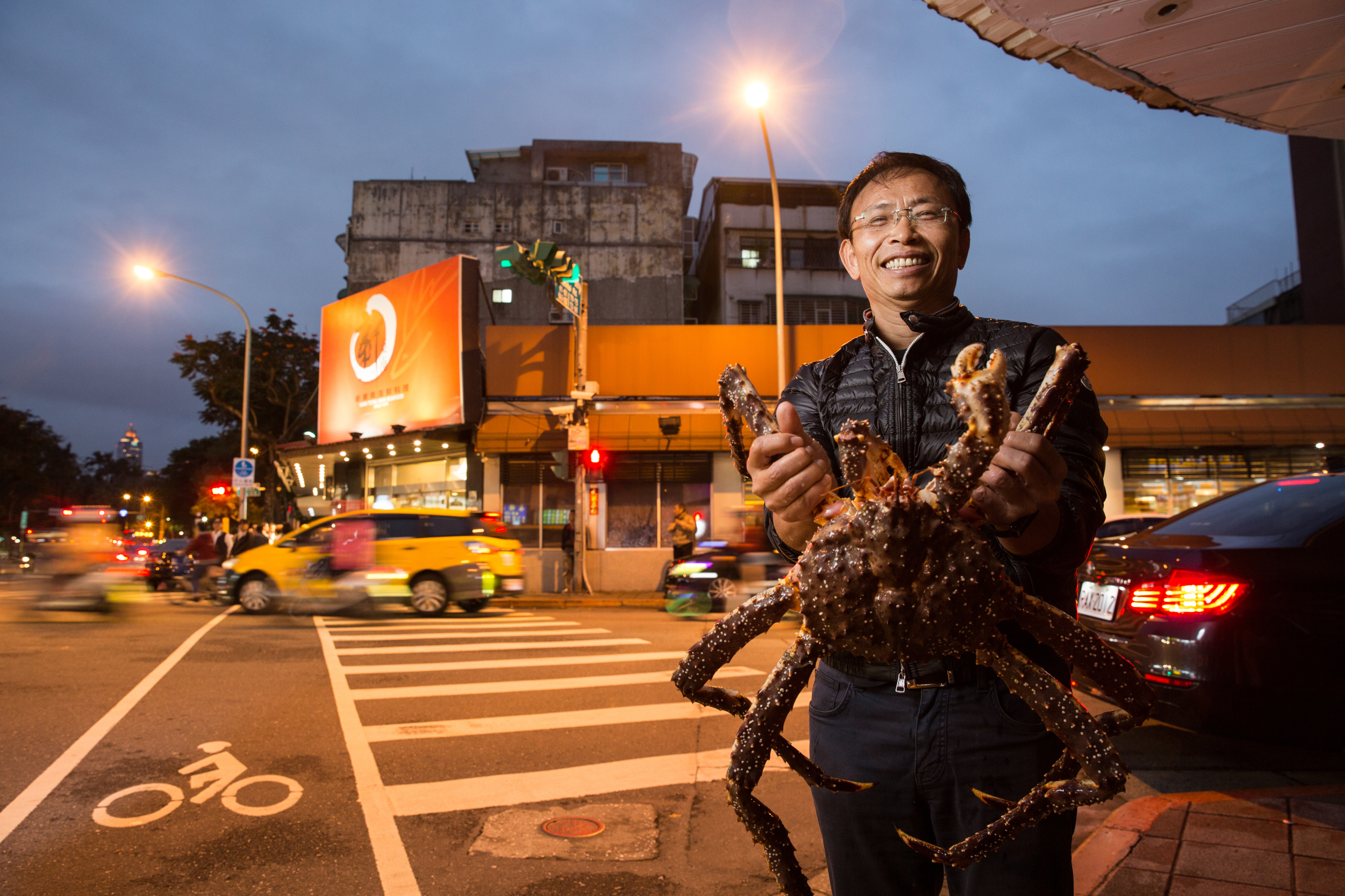 新東南第二代黃文童，秉持父母薄利多銷理念，透過親挑食材、發想創意菜，將老店發揚光大。