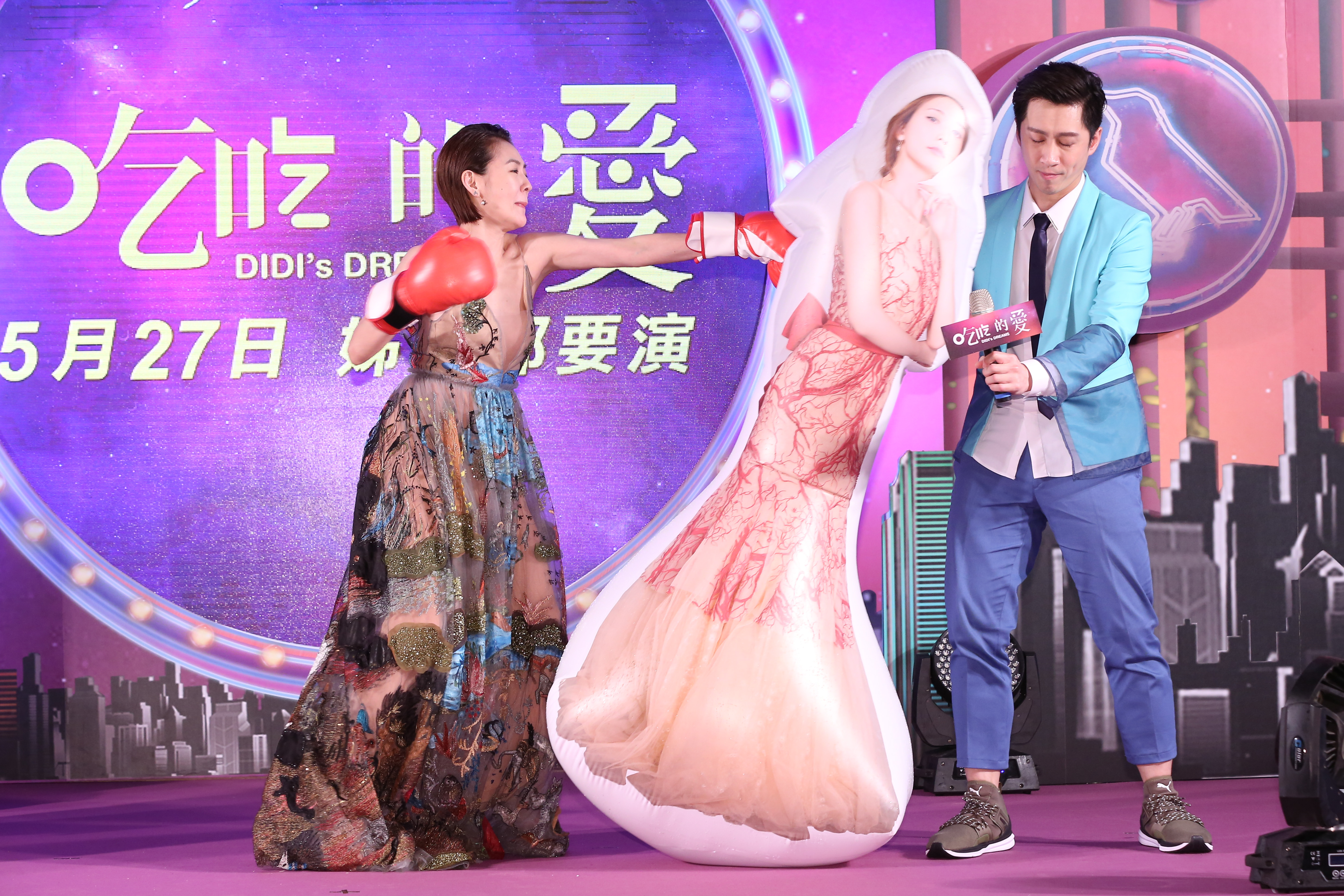 首映會記者會上，小S拳打志玲人偶，打得很用力。