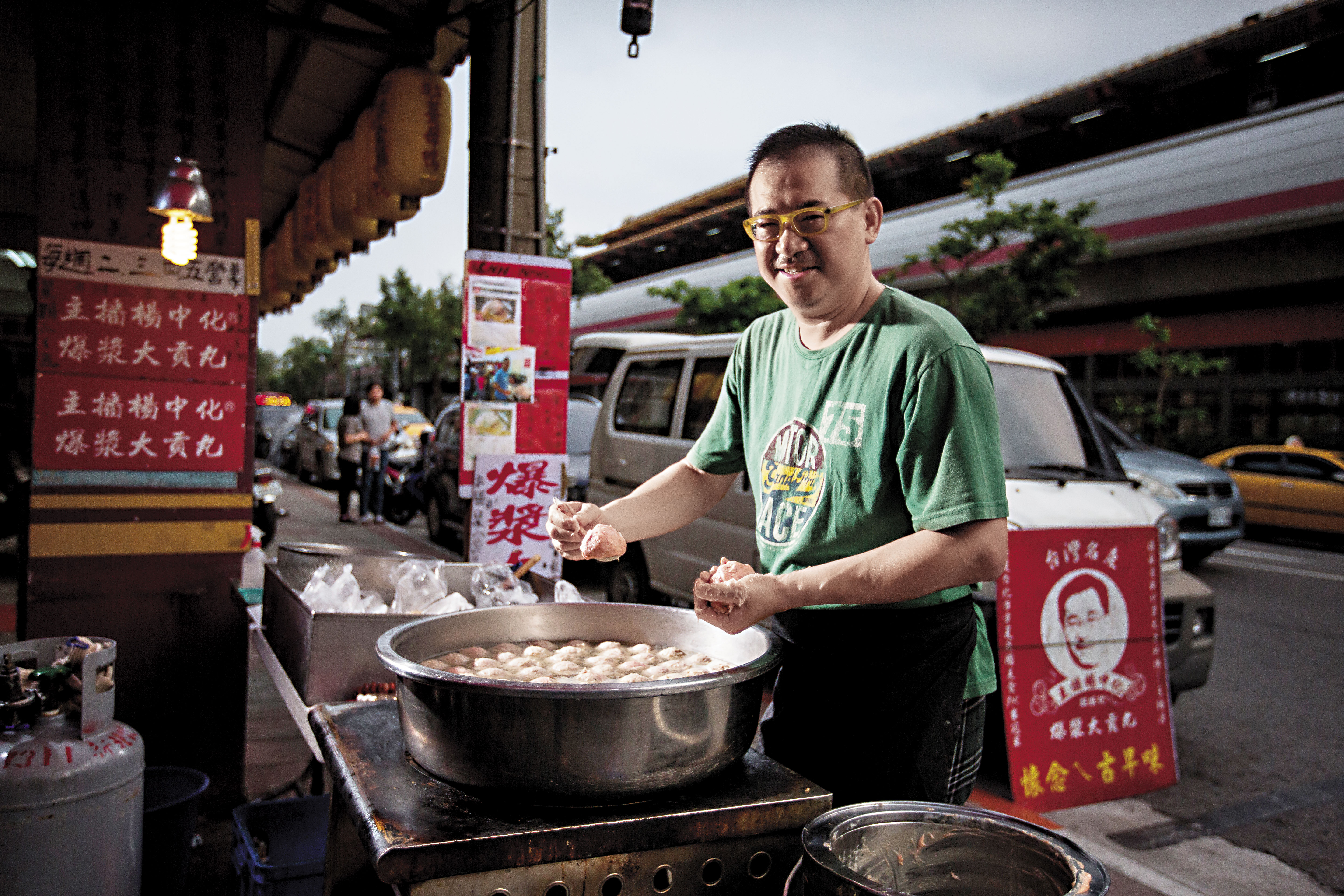 從主播轉行賣貢丸至今9年，楊中化仍站第一線，在攤位上親自製作，就為了提醒自己不要忘記最苦的日子。