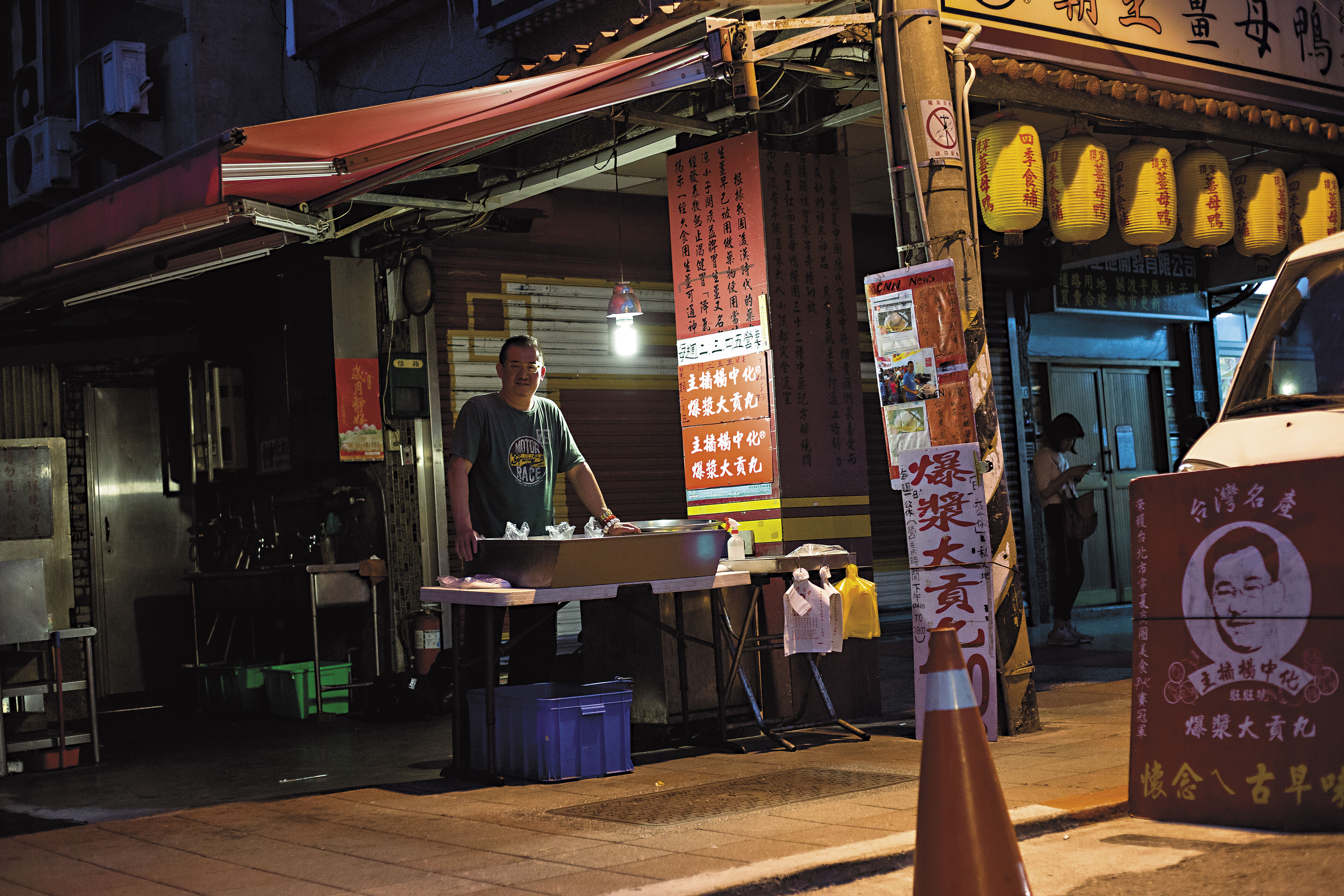 楊中化親自顧石牌店攤位，每日從下午4點開賣，只賣3小時就售罄收工。