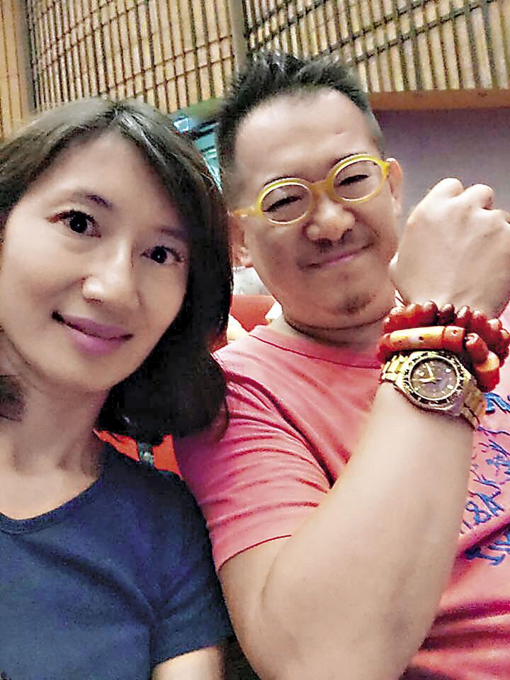 太太林秀慧（左）很挺楊中化（右）創業，還曾默默幫他付過10萬元貨款，目前轉任教職。（楊中化提供）