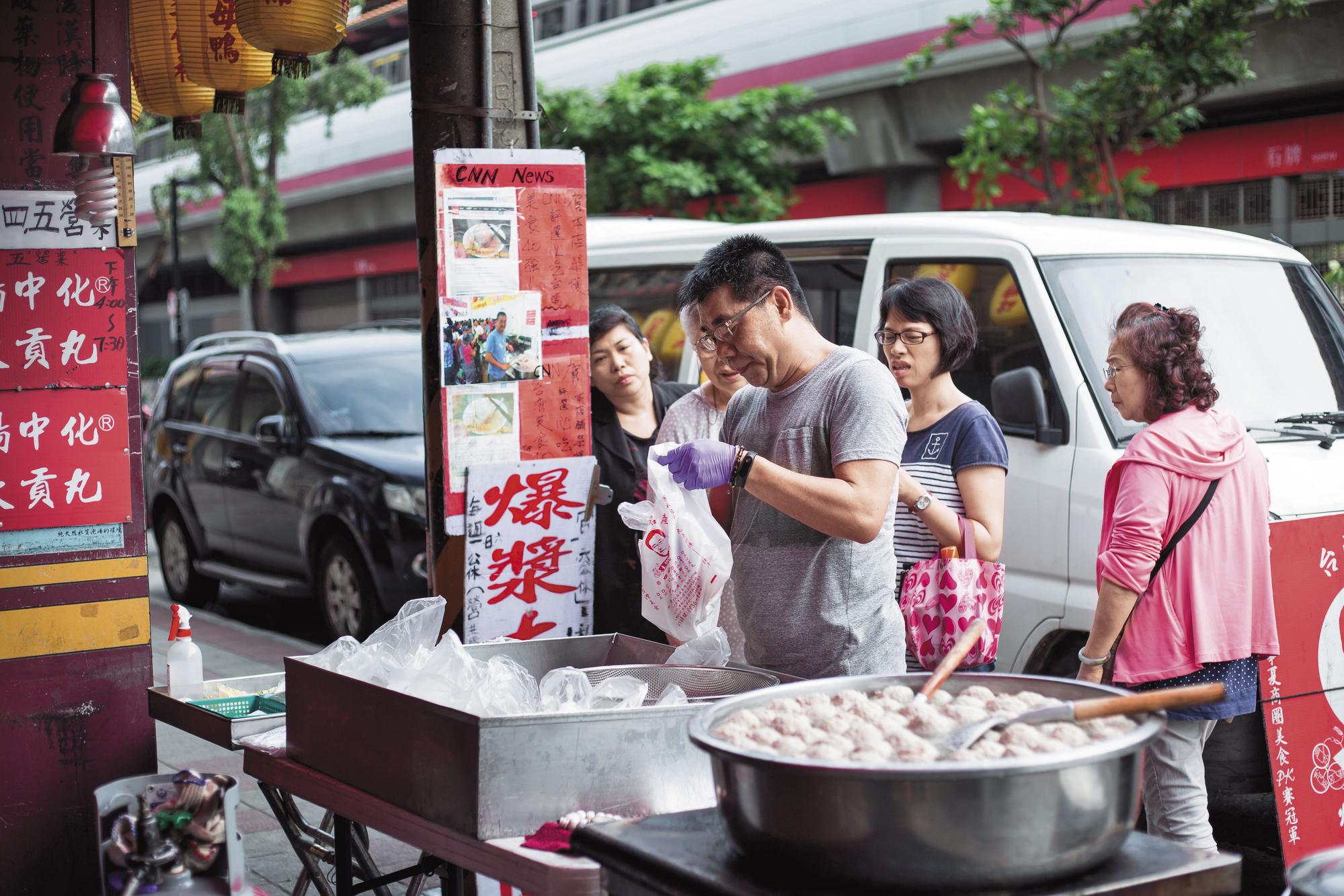 石牌店的貢丸僅供外帶，每到下午開賣，吸引不少婆婆媽媽購買。