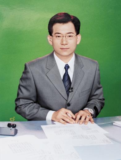 曾是三立主播的楊中化，也曾是社會線記者，因被質疑做假新聞，挨告加重誹謗，官司打贏後就此轉行。（楊中化提供）