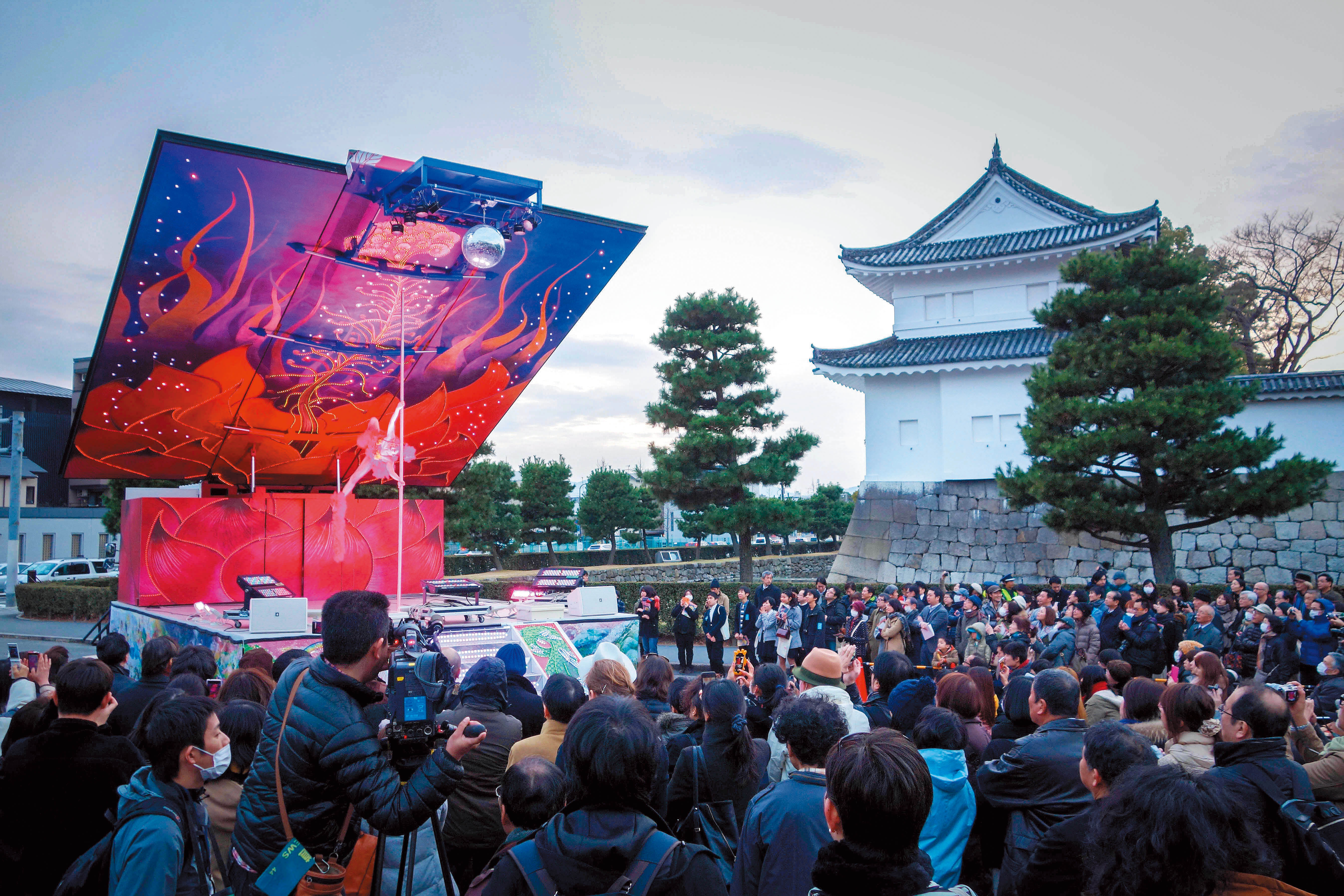 2015年「京都國際現代藝術祭」活動,台製金光舞台車現身京都二條城前,驚豔全場。(沈昭良攝影/提供)