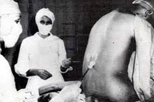 1933年脊椎抽液檢驗,醫師、護理師,與身分不明受試者(喬治亞州亞特蘭大疾管局),照片出自《髒血》。
