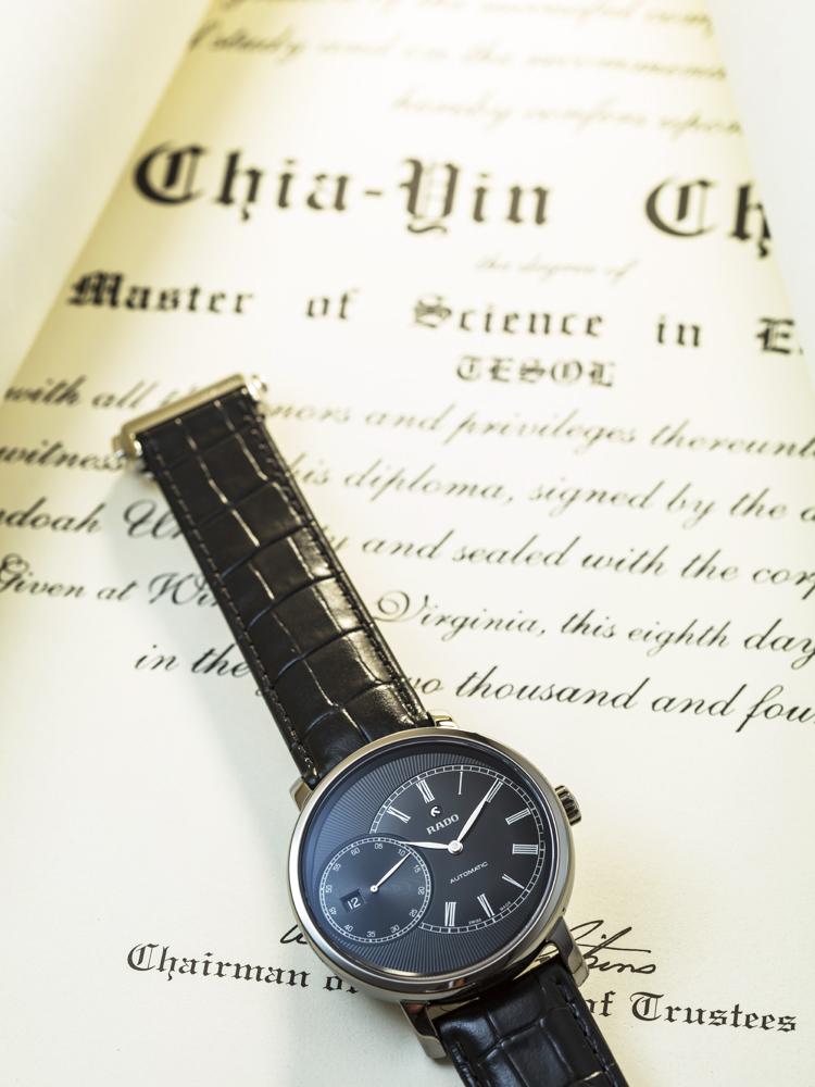 Dia Master Grande Seconde/功能：時、分、秒、日期顯示/機芯：自動上鍊機芯/建議售價：NT$96,500/偏心面盤在機械構造上不難，難的是設計。這款腕錶的面盤上有三種不同的表面質感，除了讓層次感更為豐富之外，也讓視覺感取得平衡。另一個特點則是電漿陶瓷材質的錶殼，刻意做成較為保守的風格，低調卻也帶些前衛。