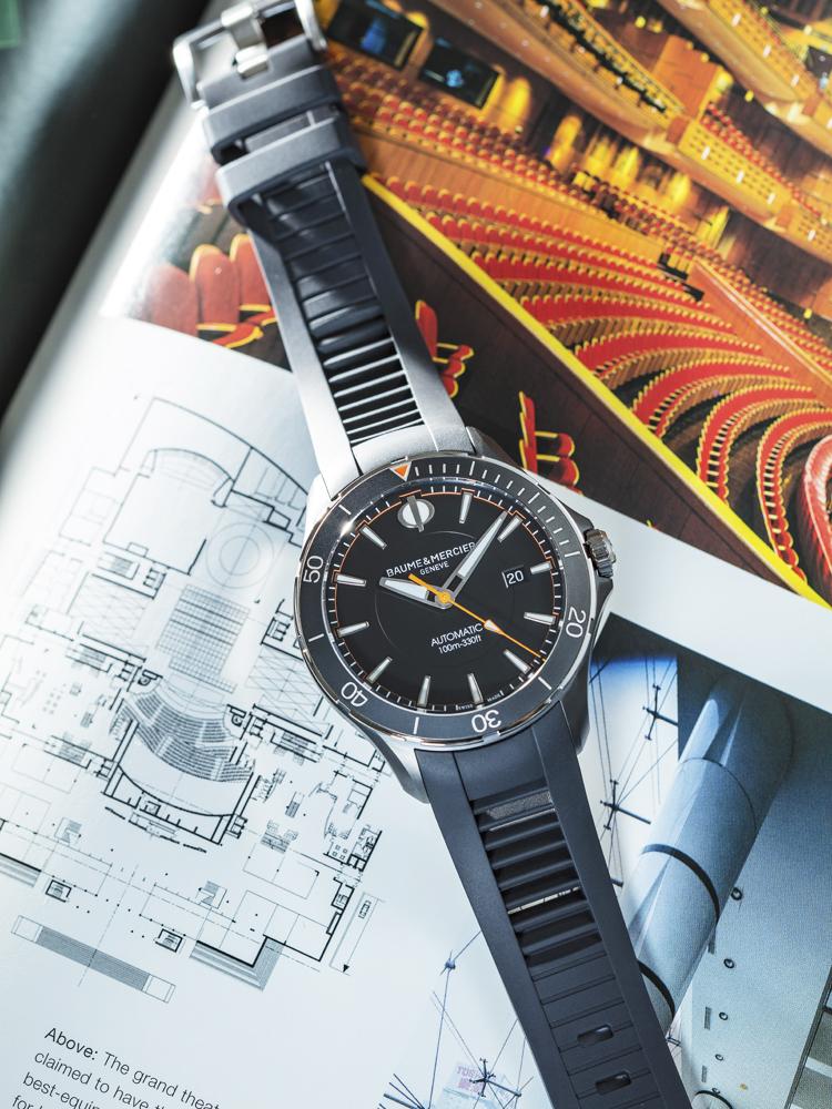 Clifton Club/功能：時、分、秒、日期顯示/機芯：自動上鍊機芯/建議售價：NT$ 67,900/優雅中帶點運動氣息，是這款腕錶所要傳達給消費者的理念。42mm的錶徑穠纖合度，既有運動感也不失典雅大方。品牌更在錶殼加上了ADLC表面硬化處理，低調卻也帶些酷酷的感覺。