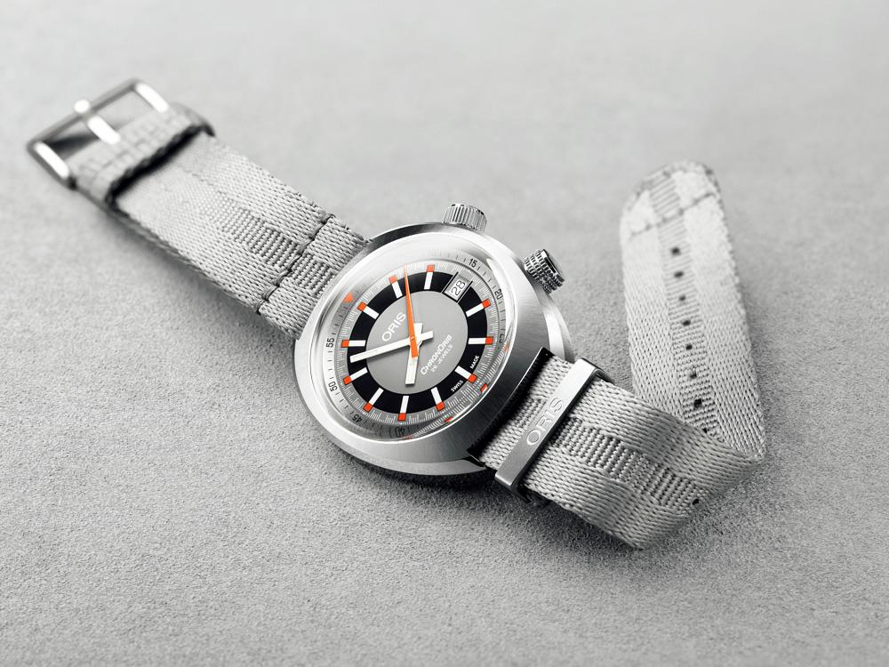 Chronoris Date/功能：時、分、秒、日期顯示/機芯：自動上鍊機芯/建議售價：NT$48,000/復刻風正流行，好處是即便過了十年也不會落伍！這款腕錶的原形取自於品牌1970年代的古董腕錶，搭配上現在人氣最夯的NATO錶帶，感受復古的時尚感。39mm的錶徑男女通吃，和女伴交換著帶也頗為合適。