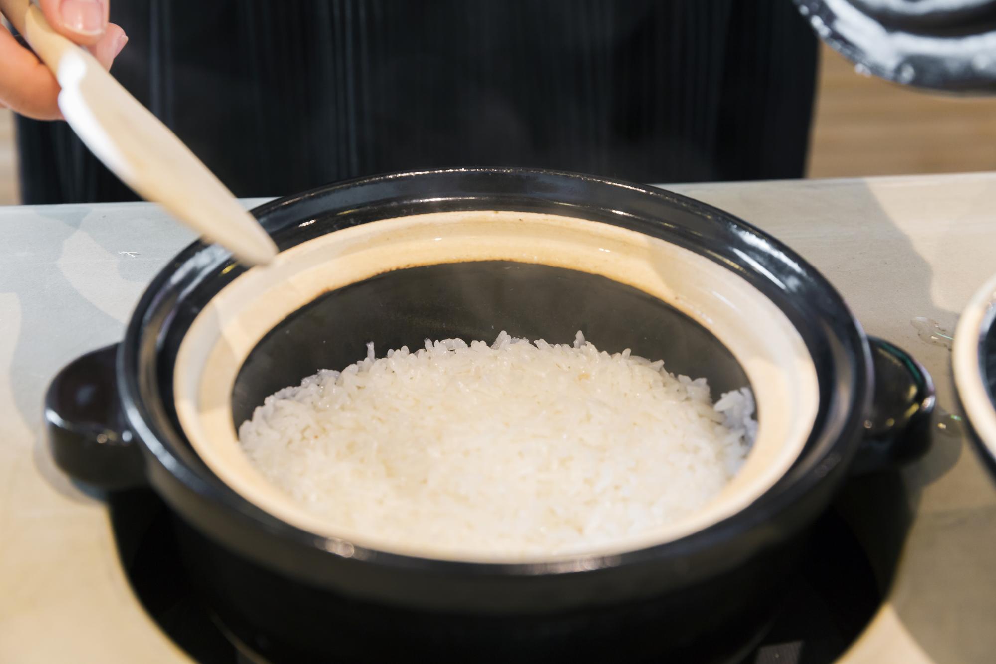 煮飯不難，只要掌握「手勢輕、倒水快、煮好拌」三原則，就能輕鬆煮出晶透亮好飯。