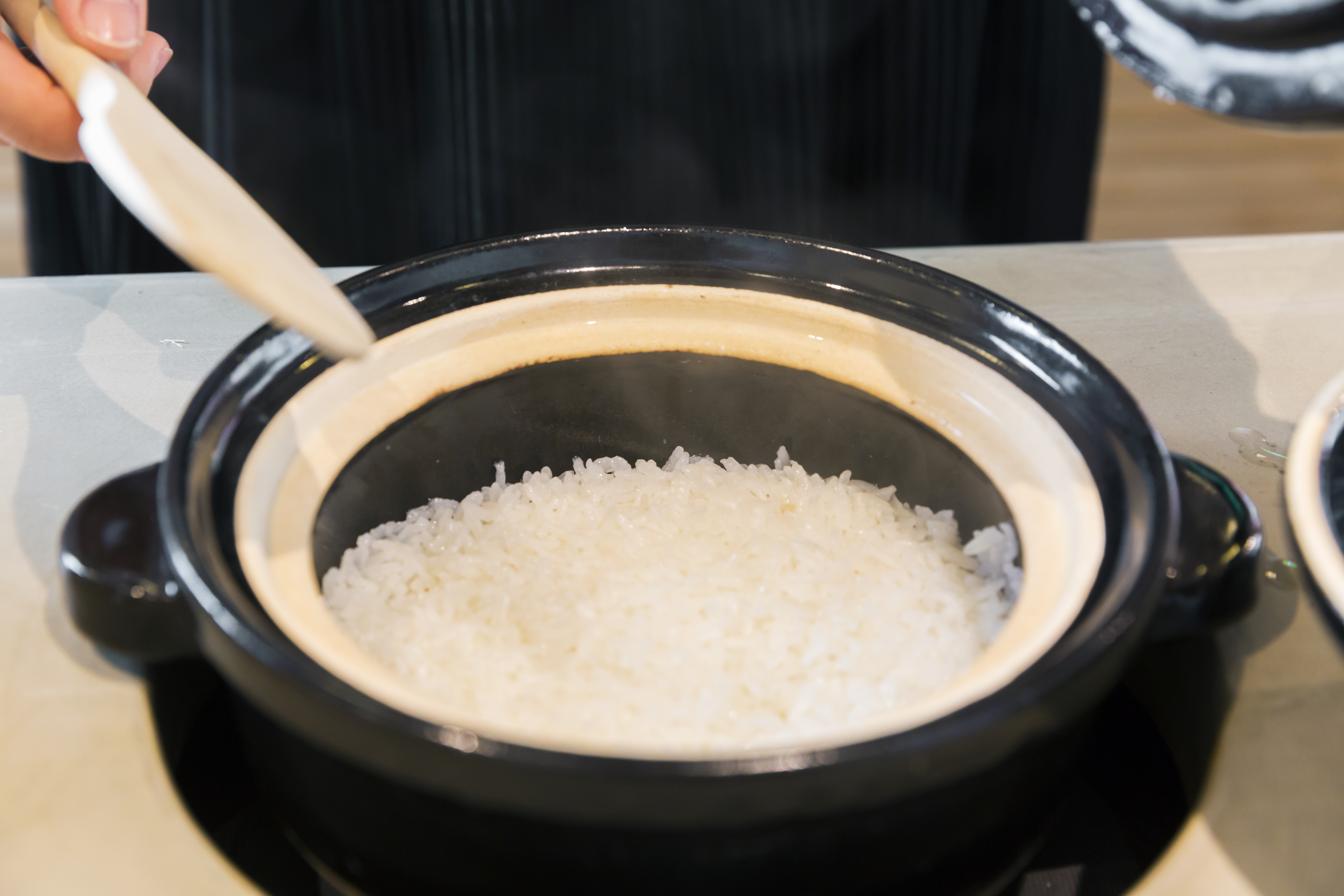 煮飯不難，只要掌握「手勢輕、倒水快、煮好拌」三原則，就能輕鬆煮出晶透亮好飯。